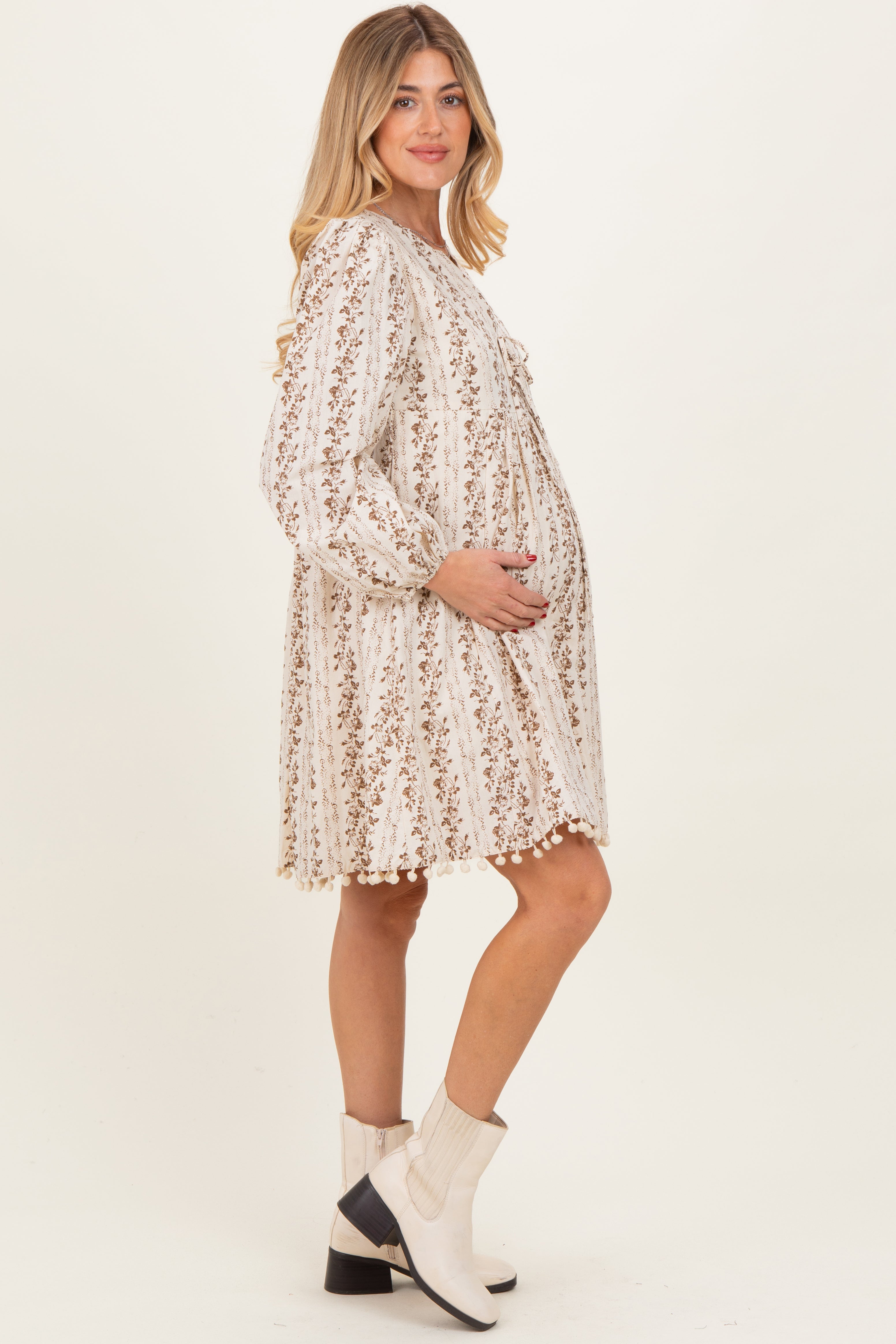 Braunes geblümtes Umstandskleid mit Bommelsaum und langen Ärmeln