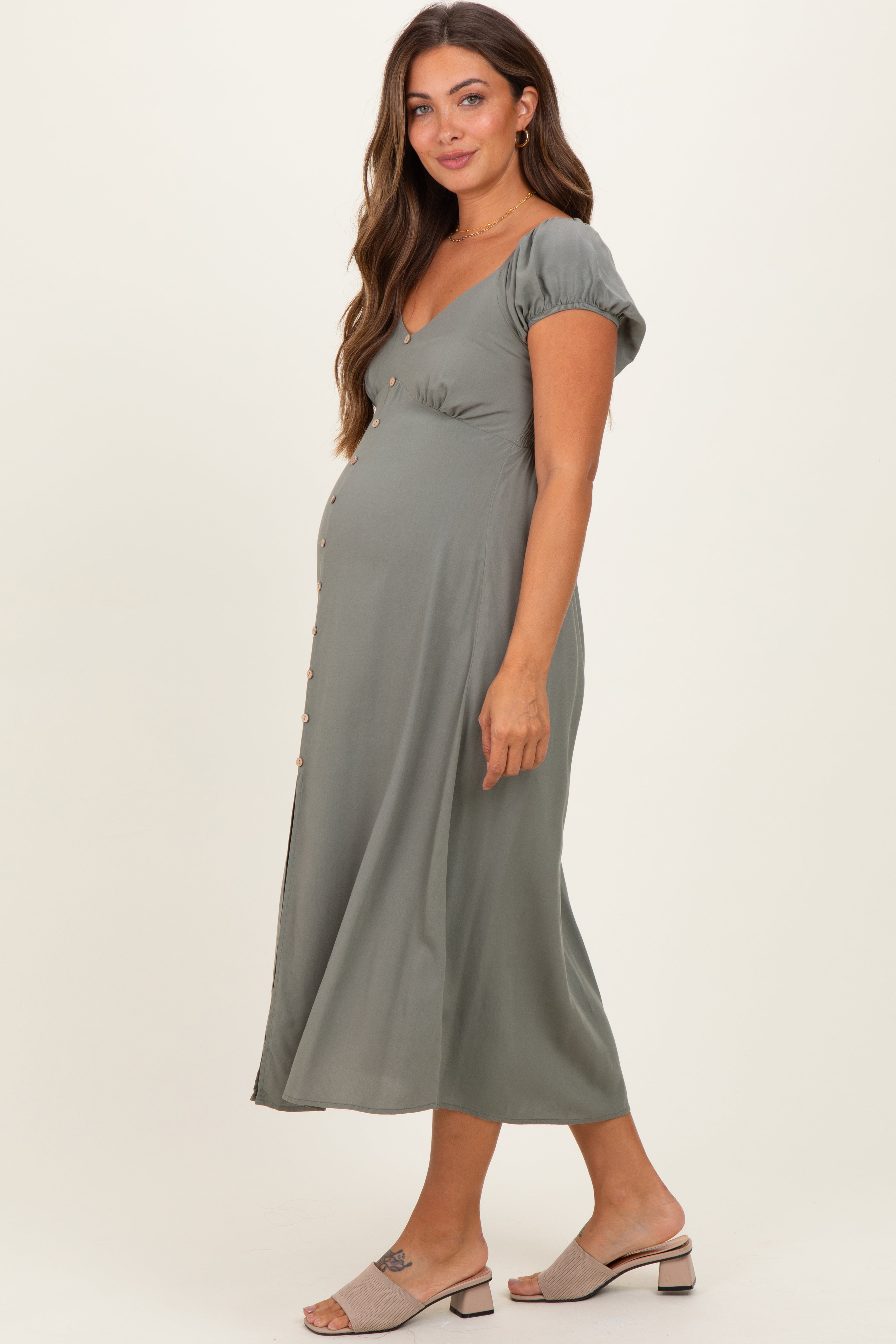 Umstands-Midikleid mit Knopfakzent und Schlitz vorne