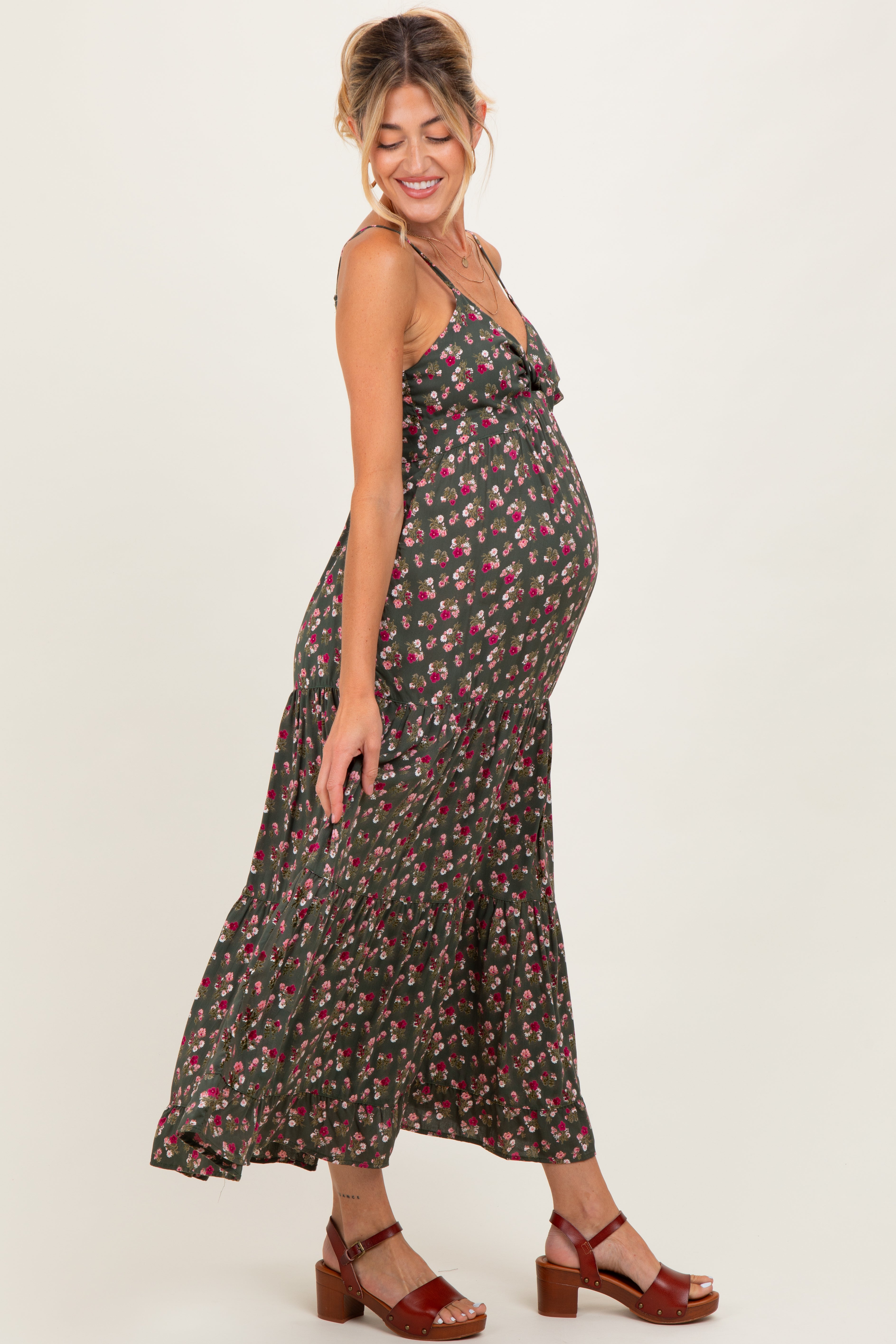 Olivfarbenes Umstands-Midikleid mit Twist-Front und Stufenrock