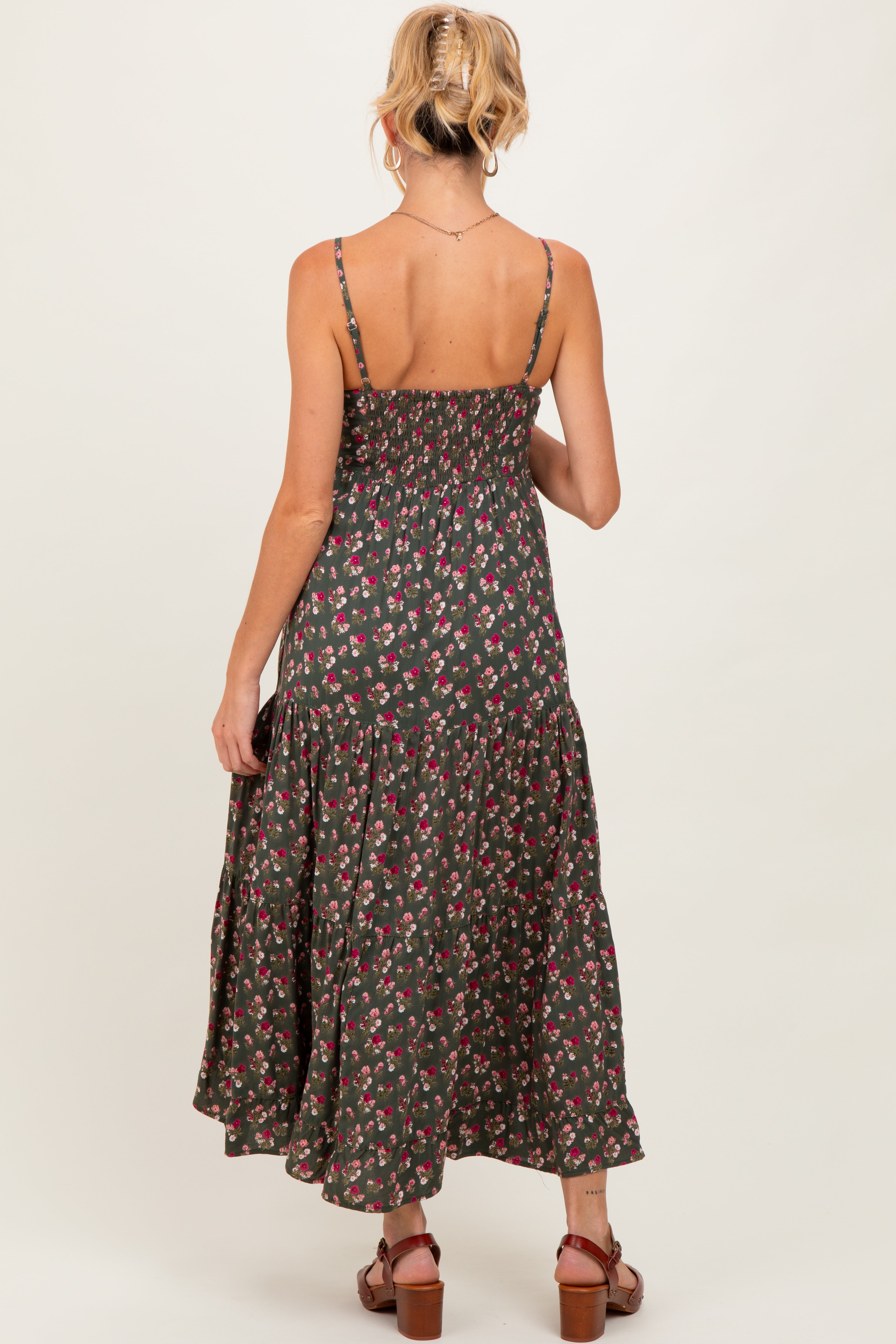 Olivfarbenes Umstands-Midikleid mit Twist-Front und Stufenrock