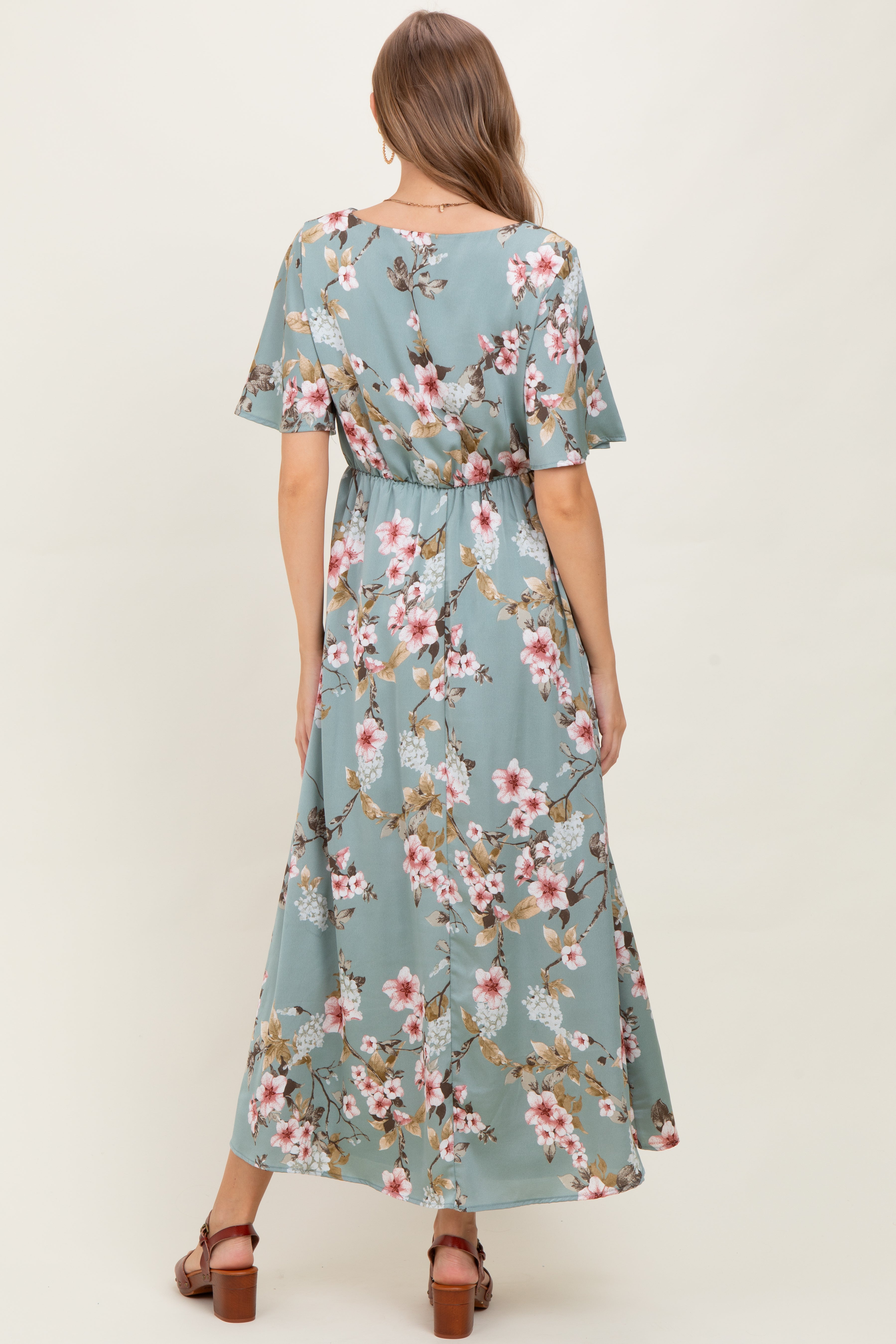 Hellolivfarbenes Umstands-Maxikleid mit Blumenmuster und Flatterärmeln