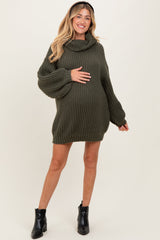 Umstands-Strickkleid mit Rollkragen und Puffärmeln