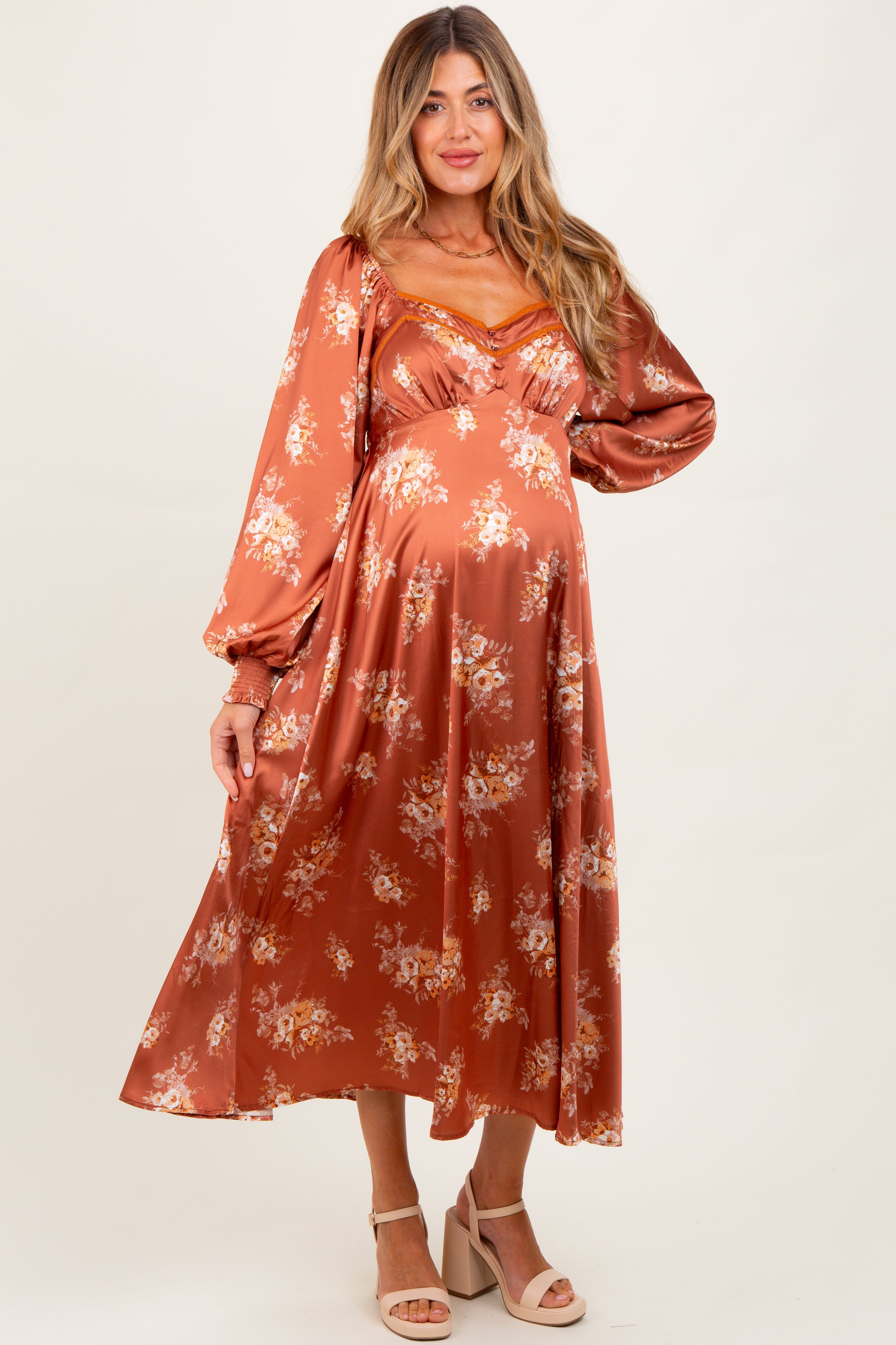 Rostfarbenes Umstands-Midikleid aus Satin mit Blumenmuster und Ballonärmeln