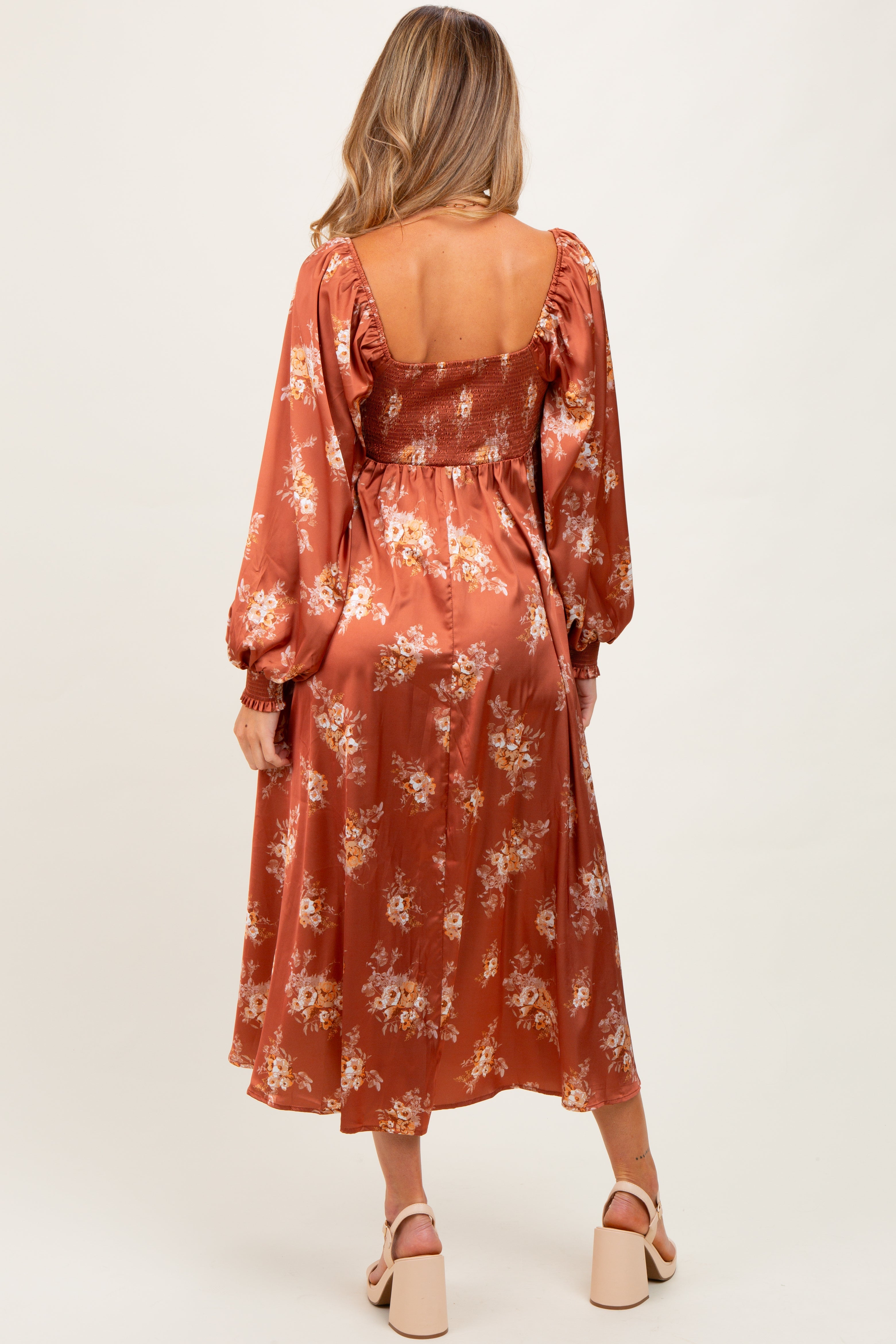 Rostfarbenes Umstands-Midikleid aus Satin mit Blumenmuster und Ballonärmeln