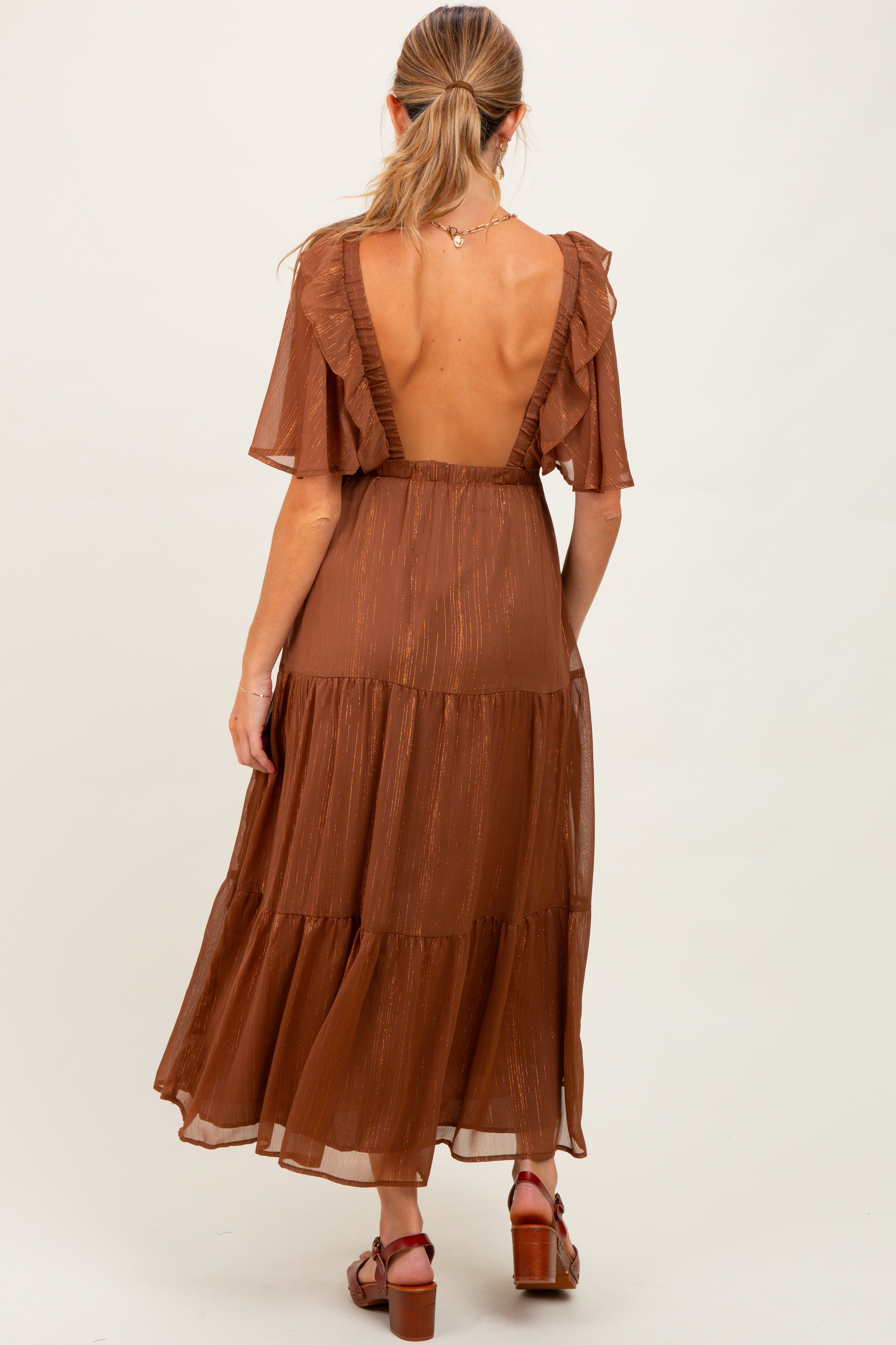 Umstands-Midikleid aus Metallic-Chiffon mit Volants und V-Ausschnitt