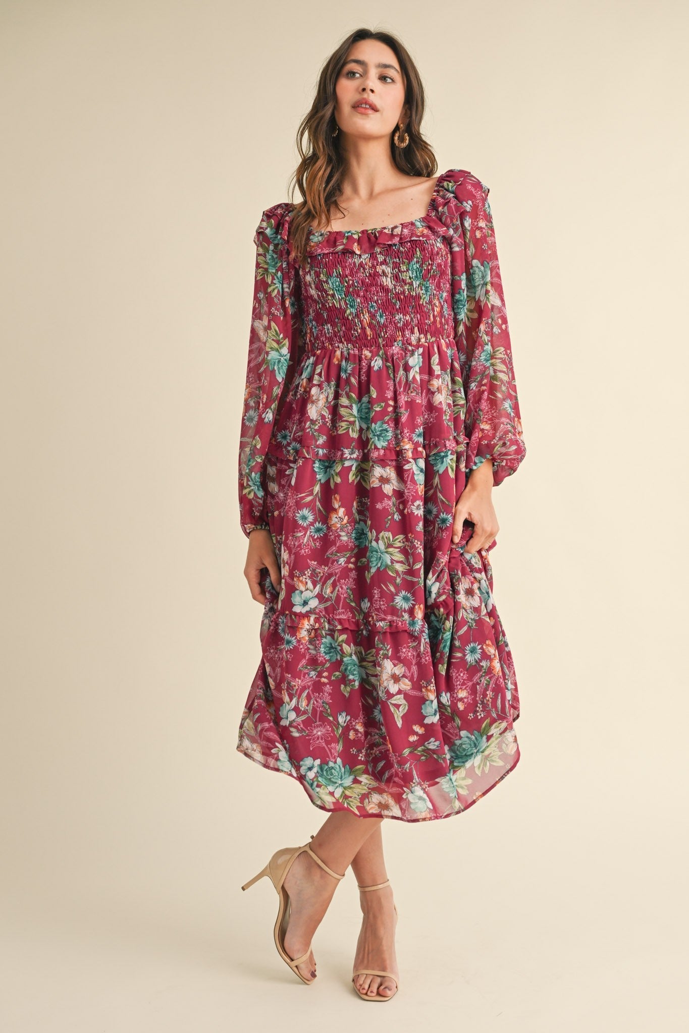 Umstands-Midikleid aus Chiffon mit Blumenmuster, Smok-Einsatz und Volantstufen