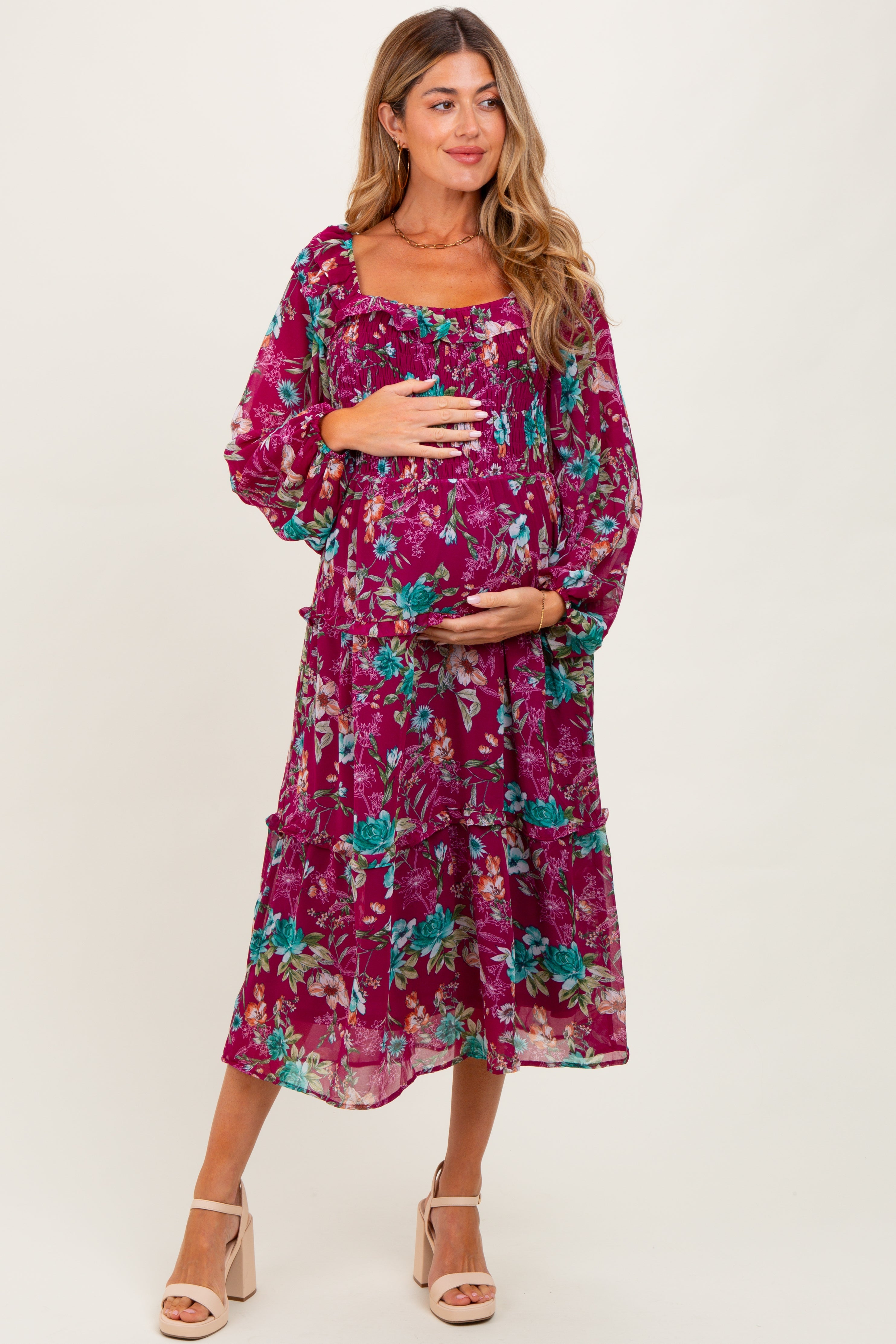 Umstands-Midikleid aus Chiffon mit Blumenmuster, Smok-Einsatz und Volantstufen