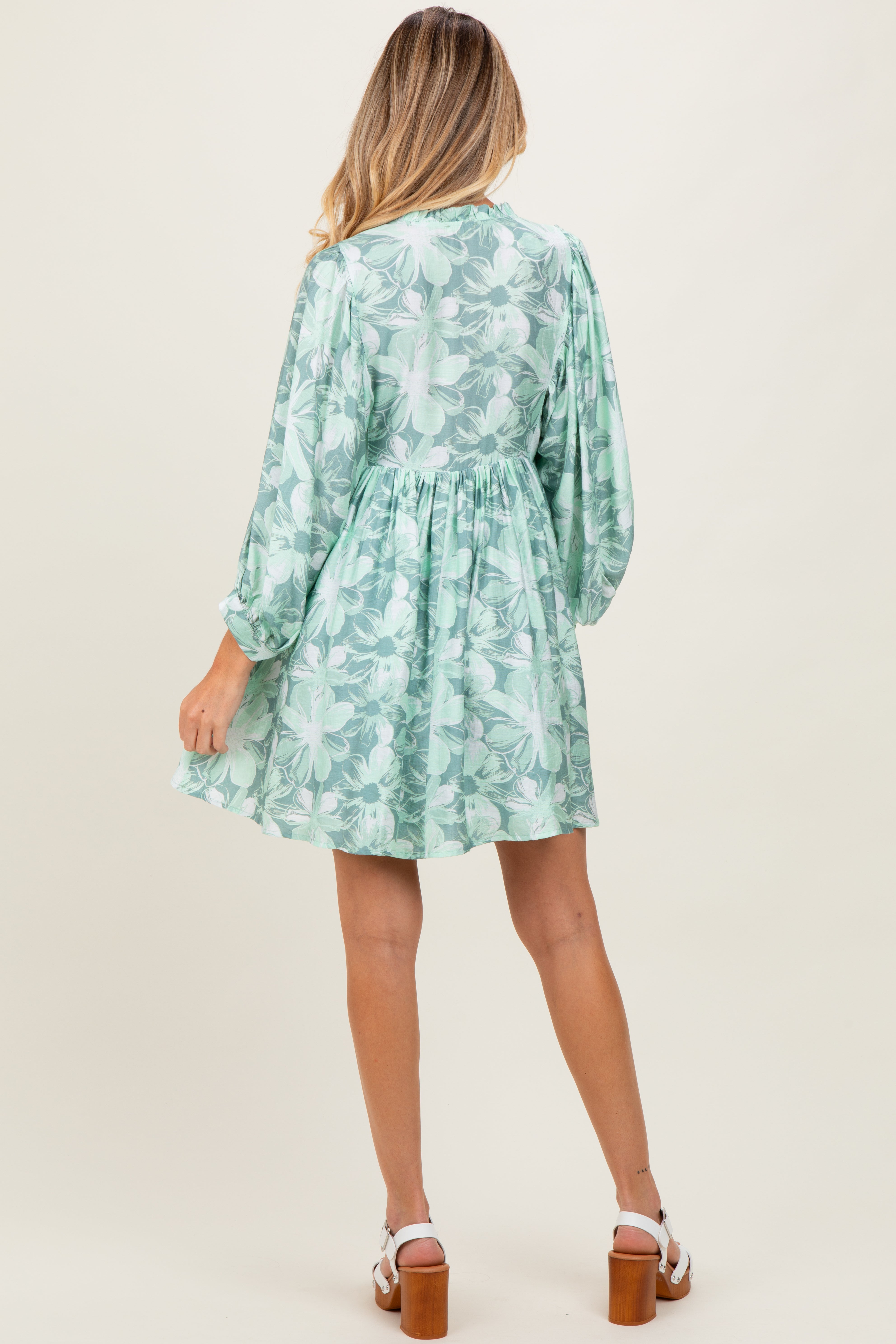 Umstands-Minikleid mit Blumenmuster, Bindeausschnitt und Ballonärmeln