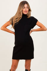 Geripptes Umstands-Strickkleid mit kurzen Ärmeln