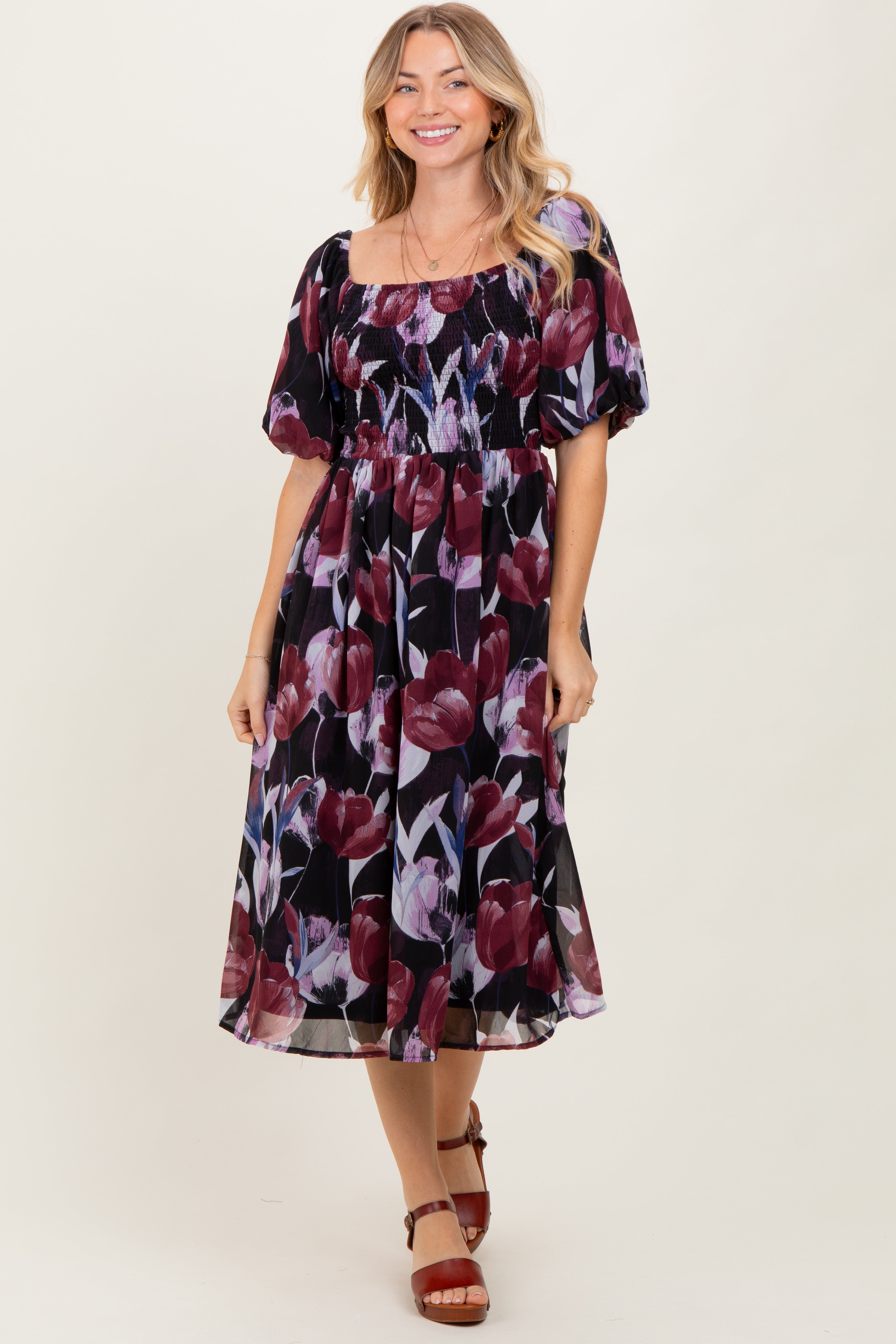 Pflaumenfarbenes Umstands-Midikleid mit Tulpen-Blumenmuster, Smok-Bund und Puffärmeln