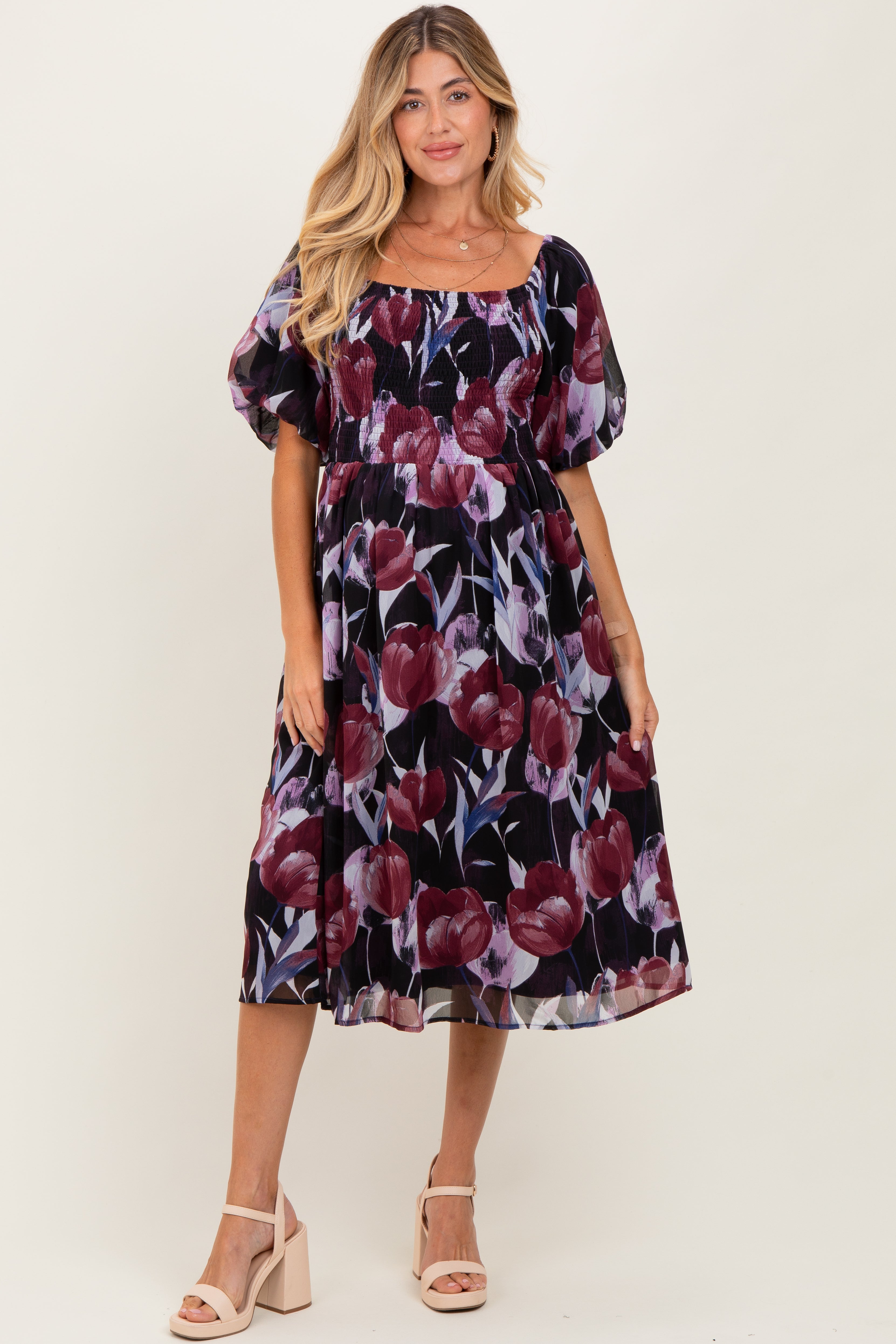Pflaumenfarbenes Umstands-Midikleid mit Tulpen-Blumenmuster, Smok-Bund und Puffärmeln