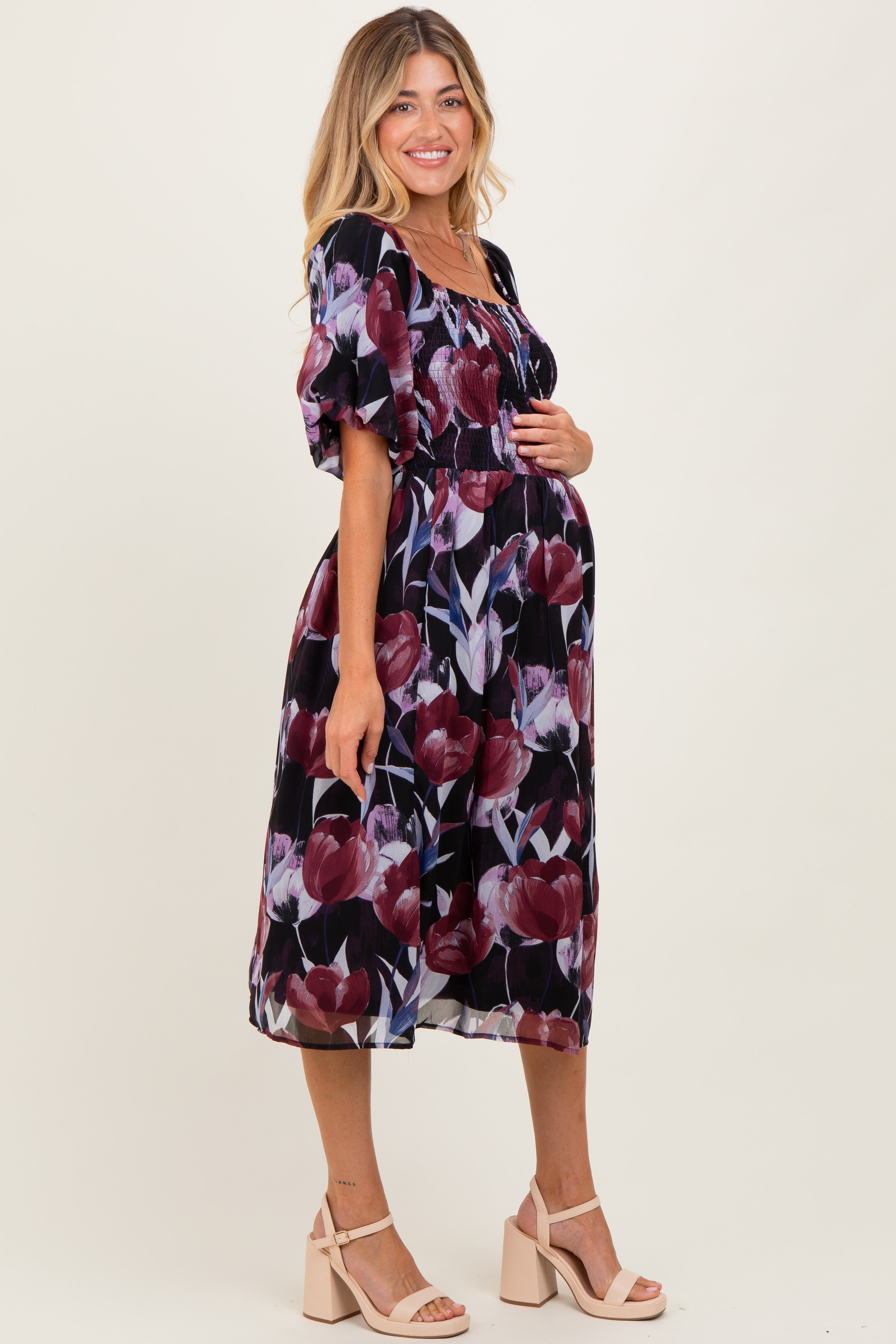 Pflaumenfarbenes Umstands-Midikleid mit Tulpen-Blumenmuster, Smok-Bund und Puffärmeln