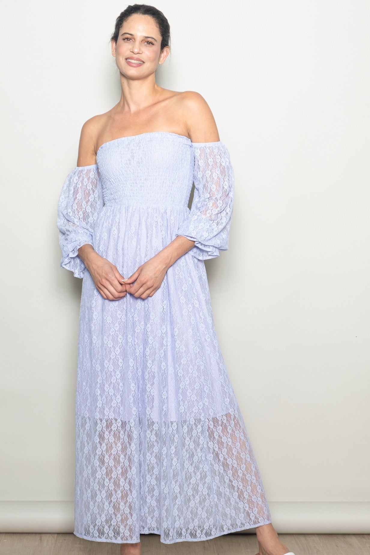 Lavendelfarbenes Umstands-Maxikleid mit Spitzenoverlay und Smok-Oberteil