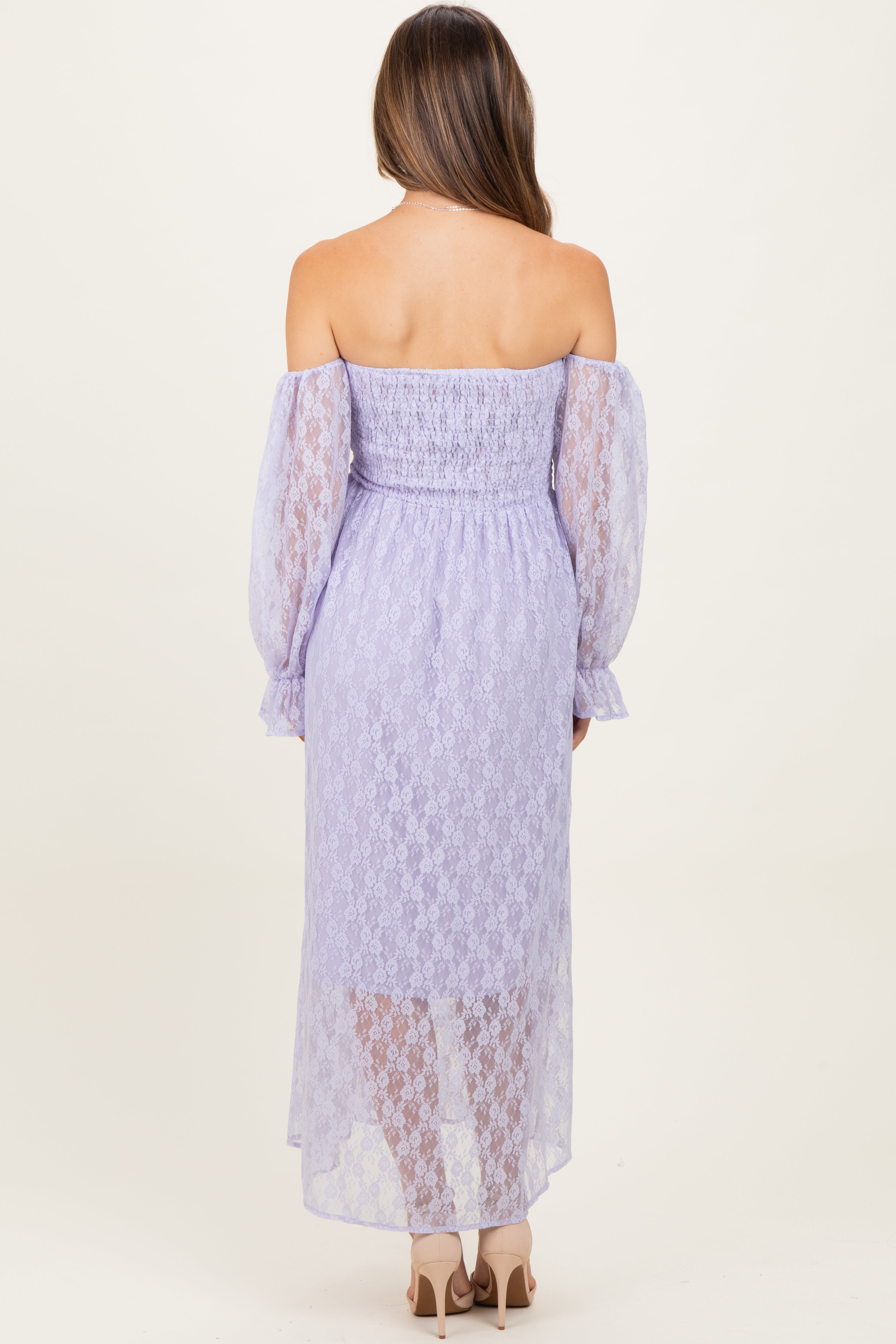 Lavendelfarbenes Umstands-Maxikleid mit Spitzenoverlay und Smok-Oberteil