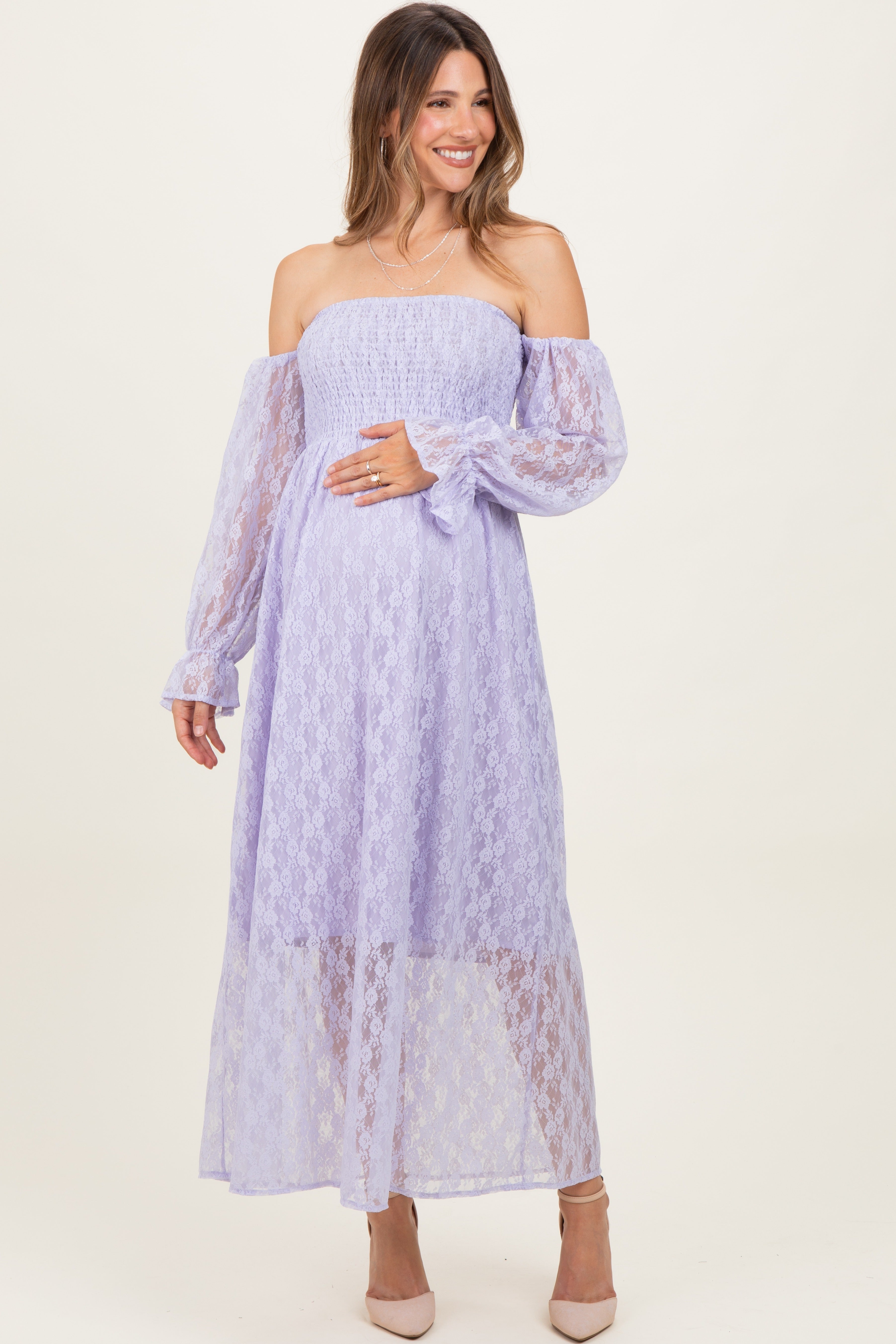 Lavendelfarbenes Umstands-Maxikleid mit Spitzenoverlay und Smok-Oberteil