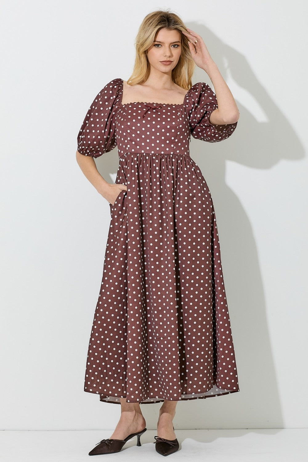 braunes-umstands-midikleid-mit-punktemuster-und-eckigem-ausschnitt