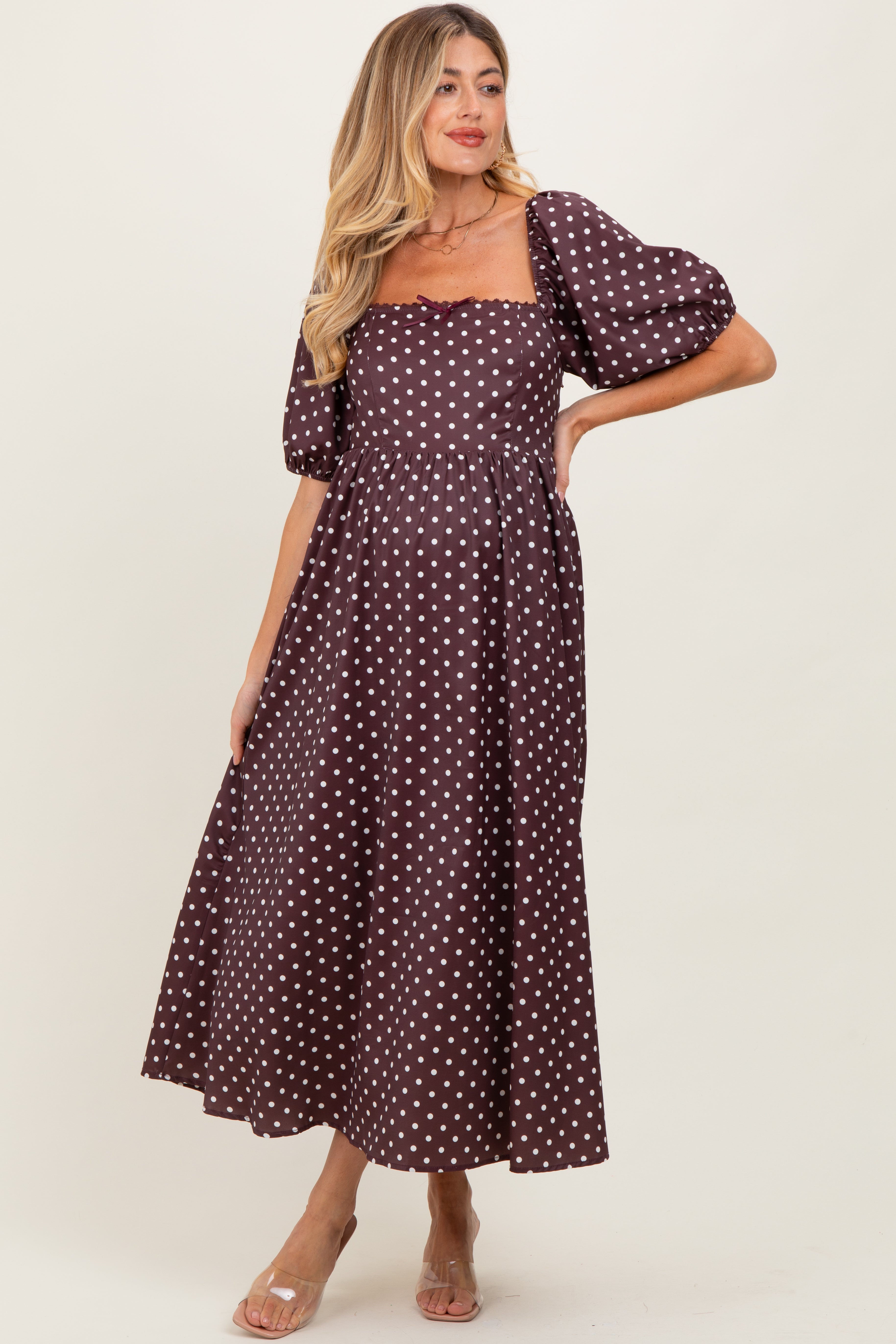 braunes-umstands-midikleid-mit-punktemuster-und-eckigem-ausschnitt