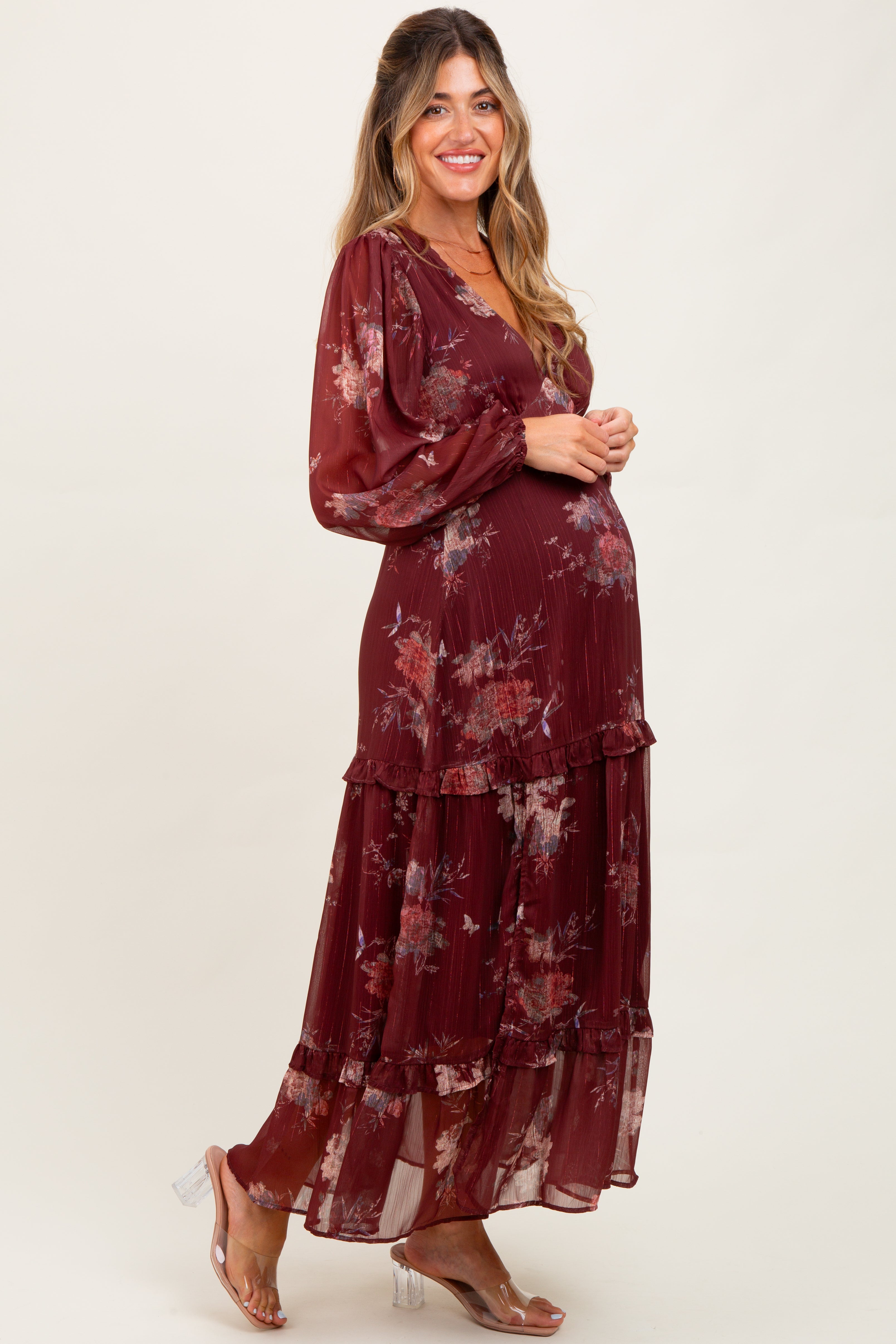 Bordeauxrotes Umstands-Maxikleid aus Chiffon mit Blumenmuster, V-Ausschnitt und langen Ärmeln
