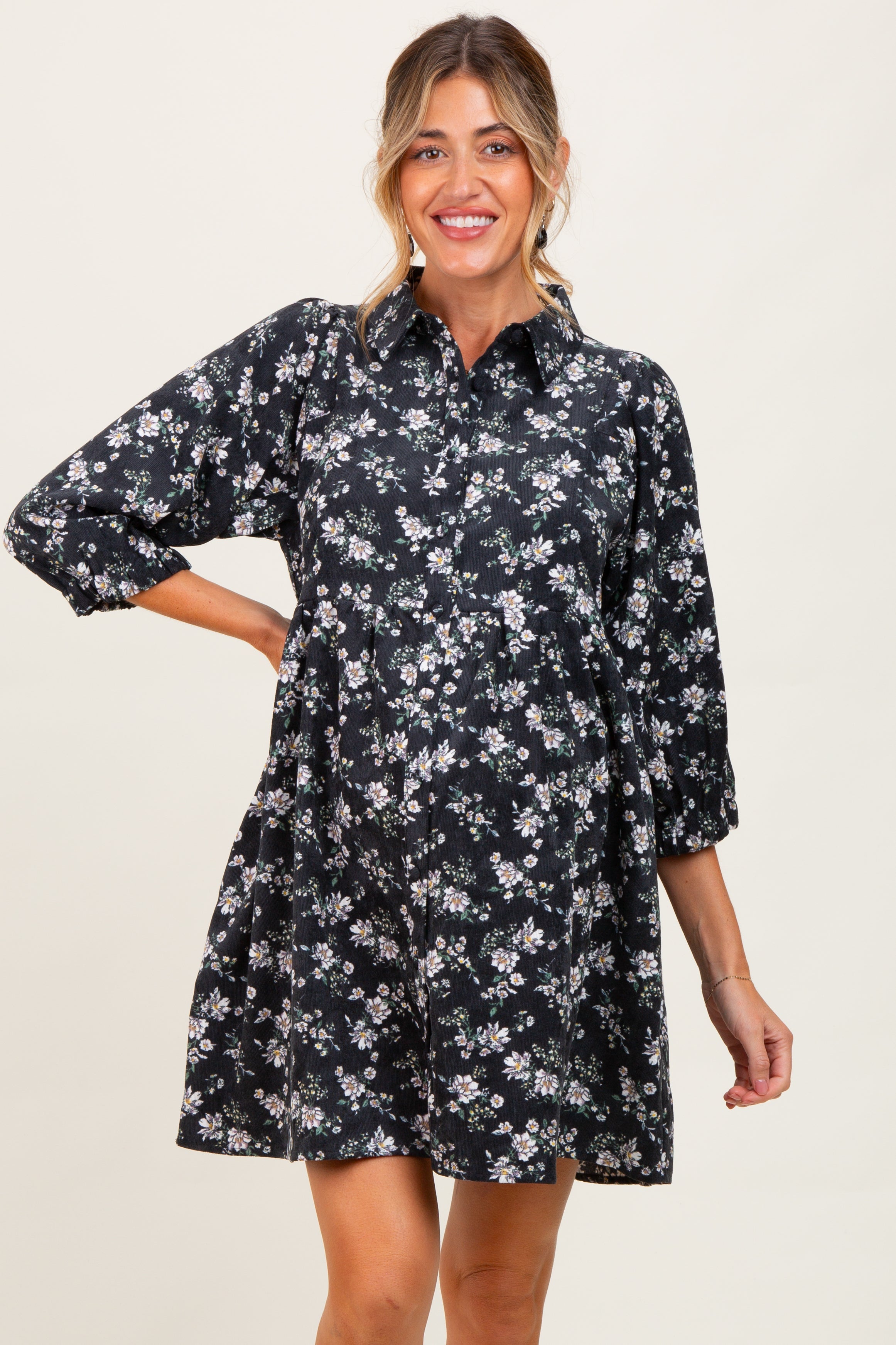 Schwarzes Umstands-Hemdblusenkleid aus Cord mit Blumenmuster