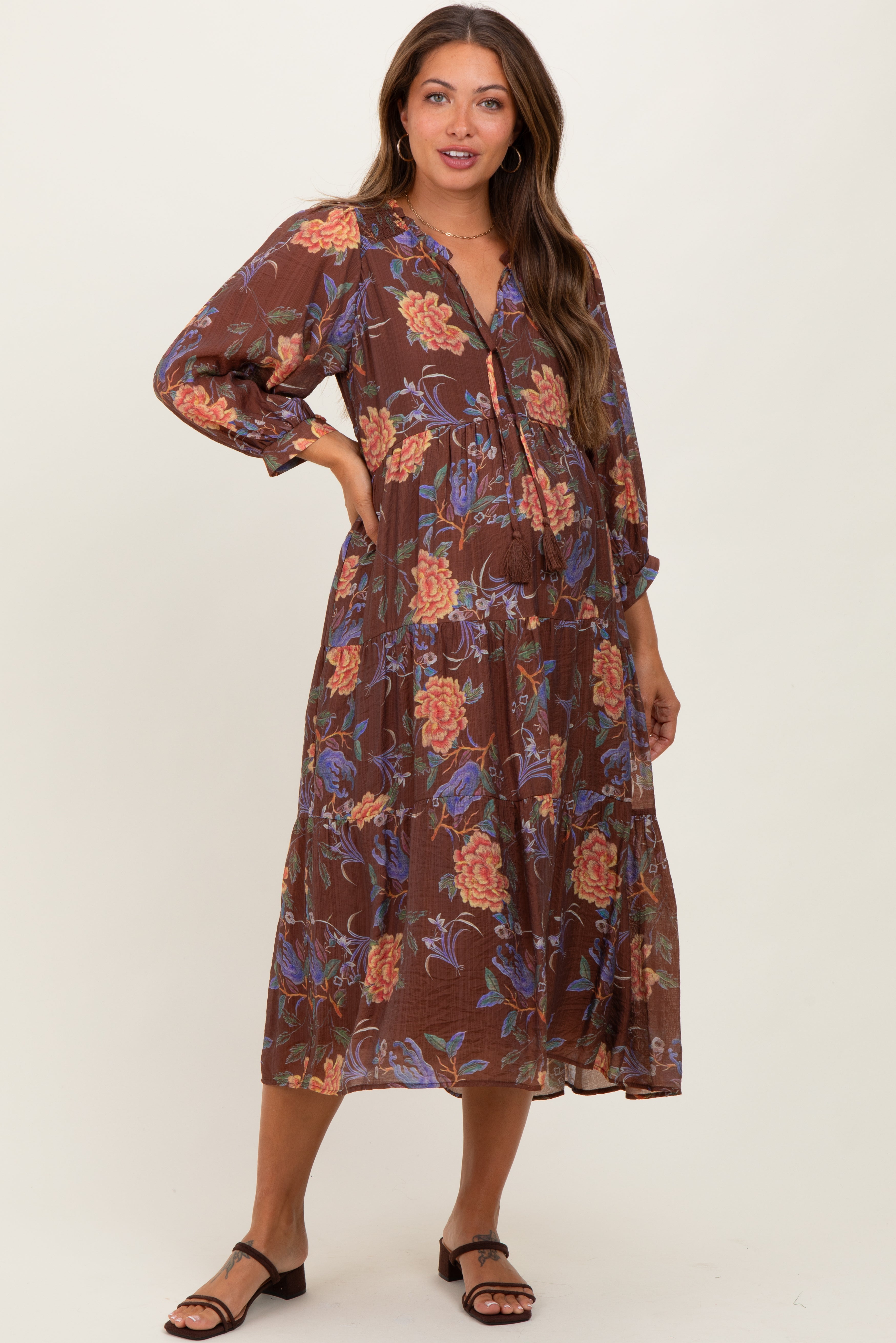 Braunes Umstands-Midikleid mit Blumenmuster, Bindeband und Stufenrock