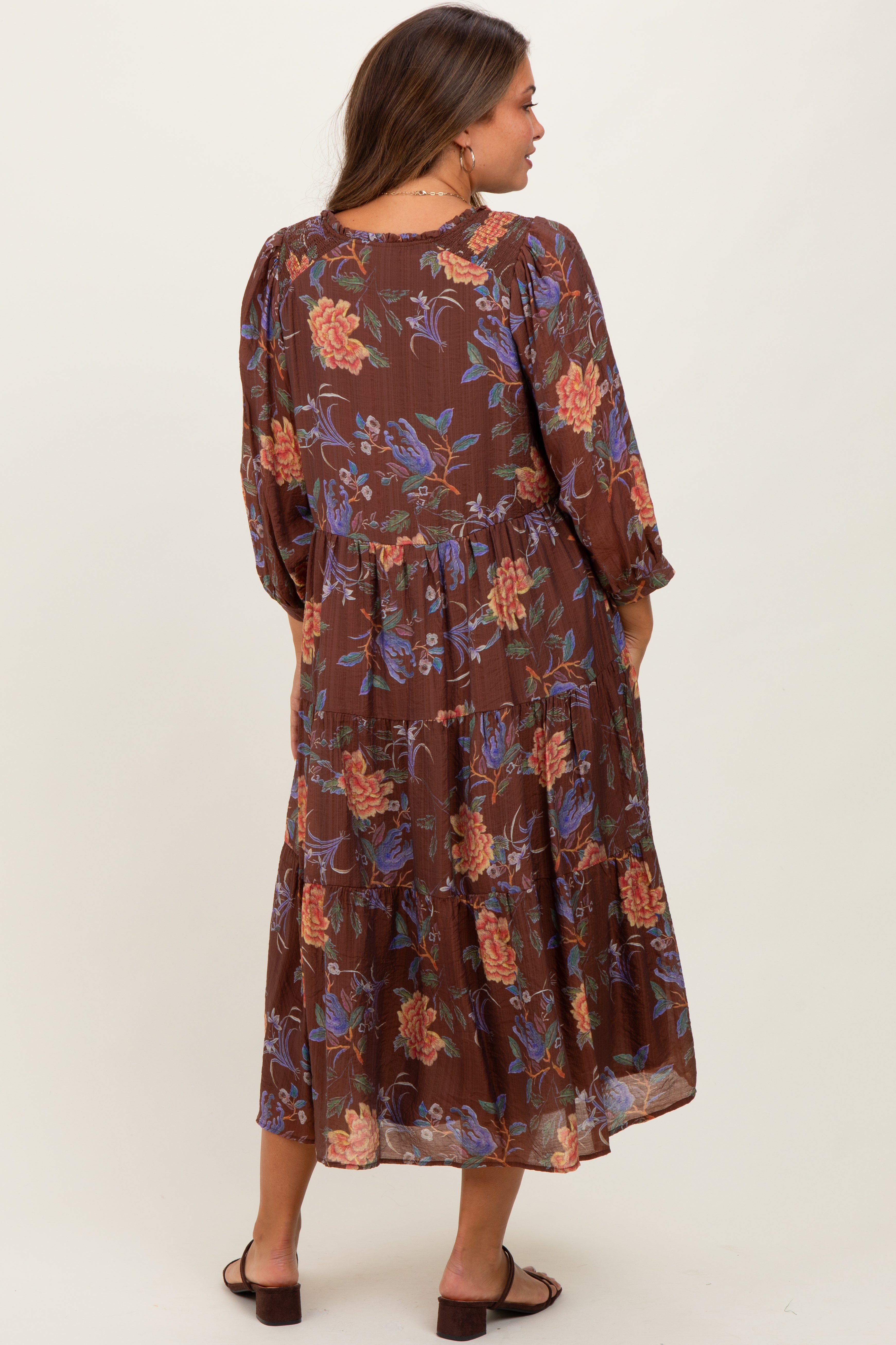 Braunes Umstands-Midikleid mit Blumenmuster, Bindeband und Stufenrock