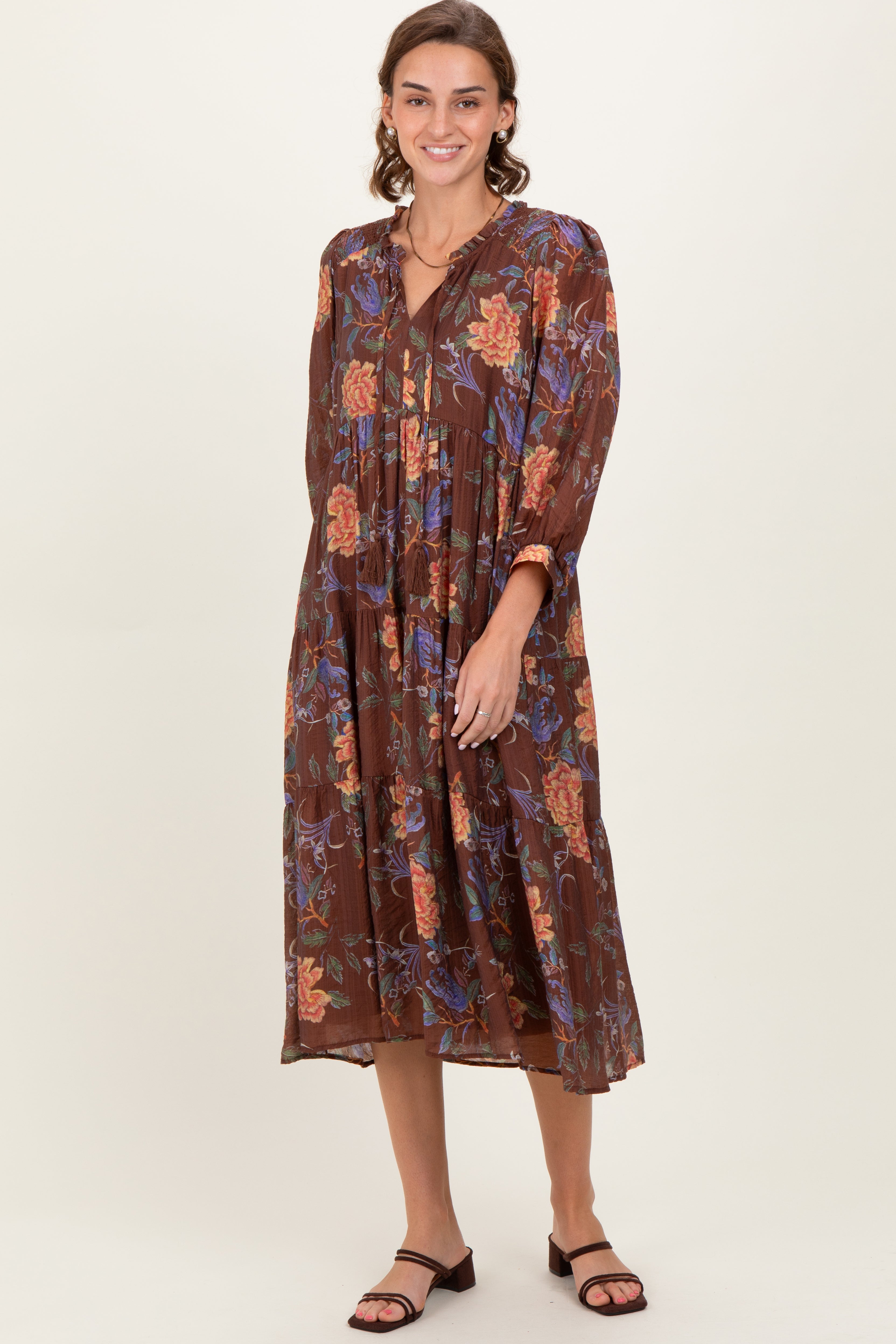 Braunes Umstands-Midikleid mit Blumenmuster, Bindeband und Stufenrock