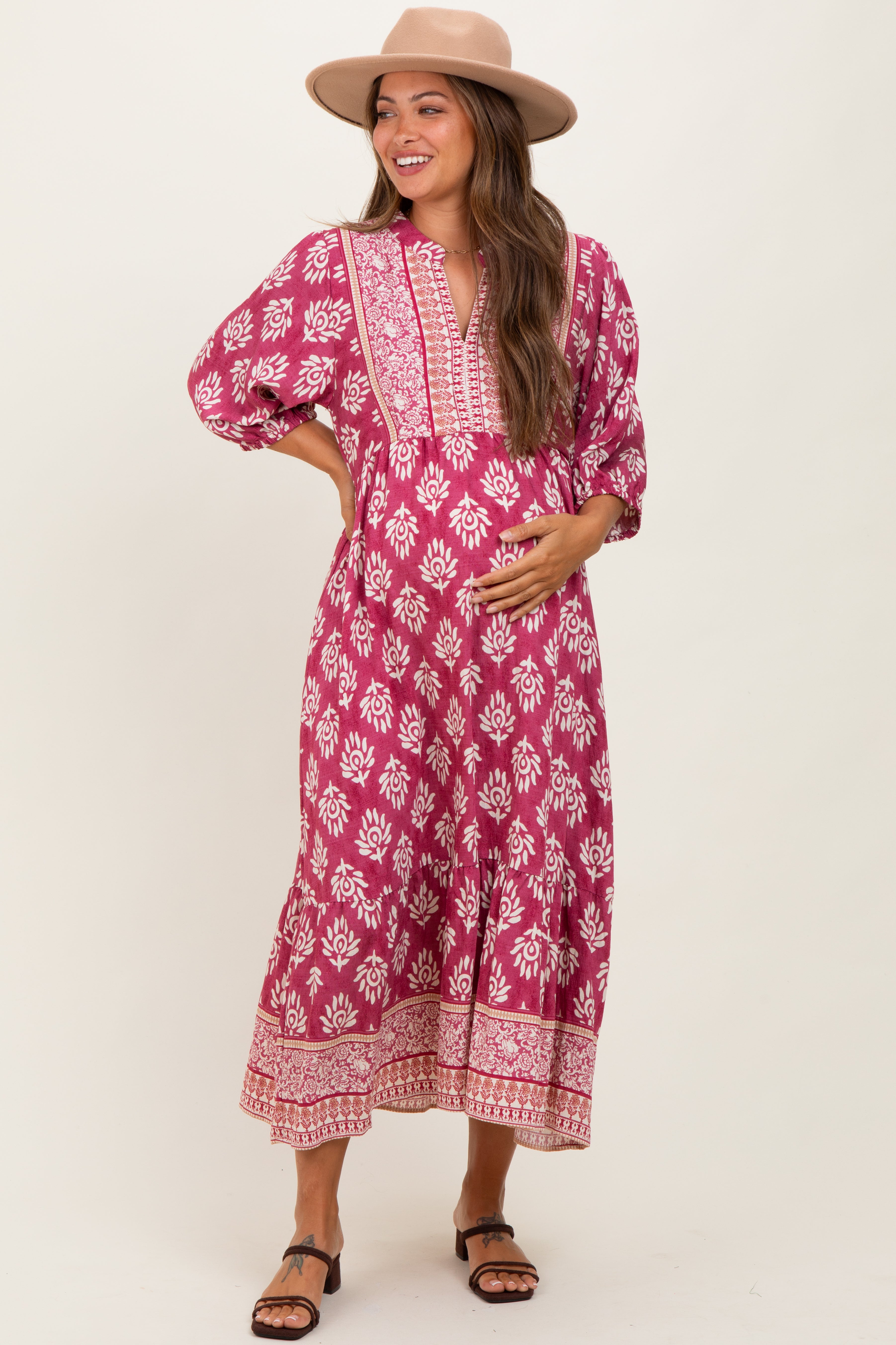 Rosafarbenes Umstands-Midikleid mit Blumen-Kontrastmuster und 3/4-Ärmeln