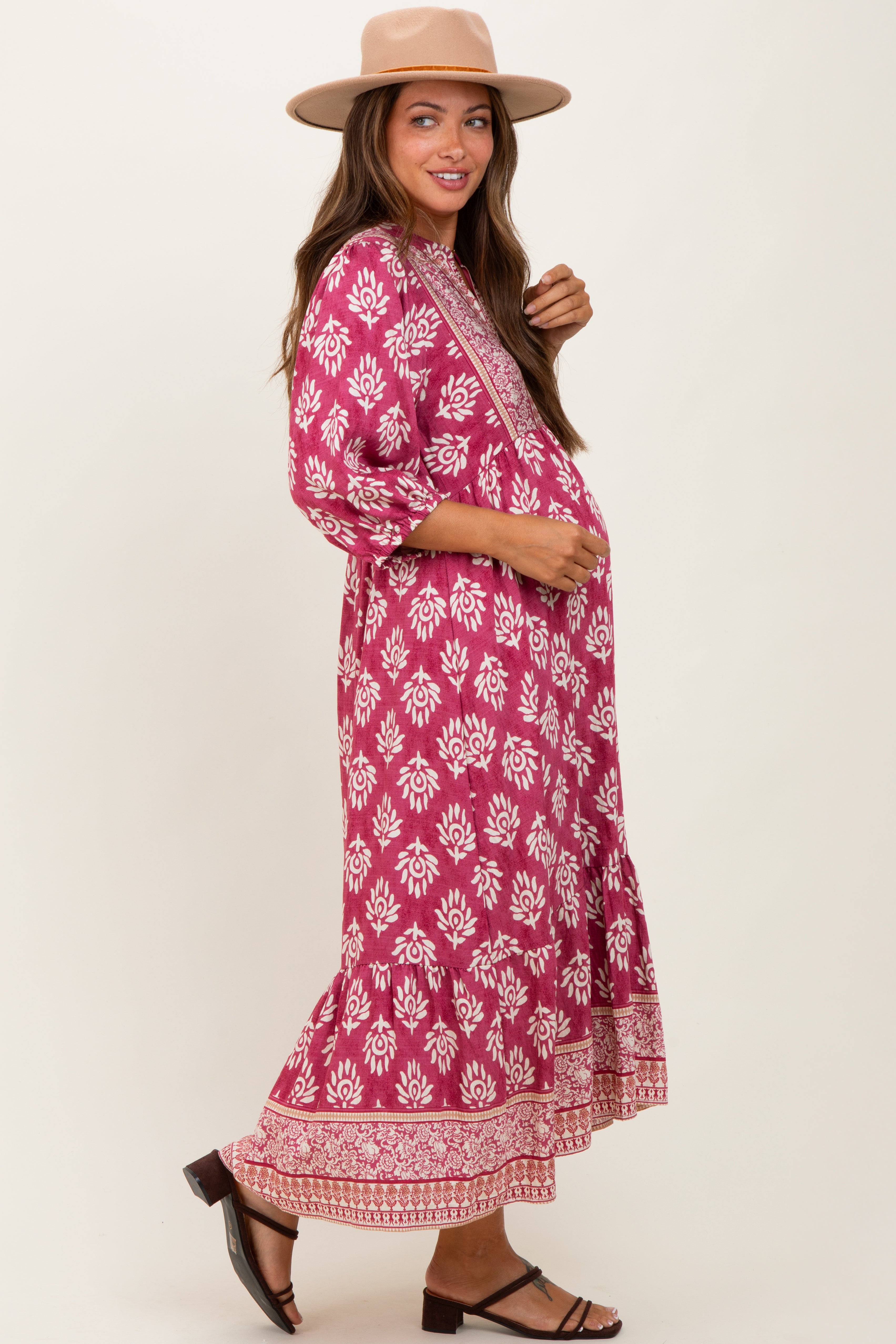 Rosafarbenes Umstands-Midikleid mit Blumen-Kontrastmuster und 3/4-Ärmeln