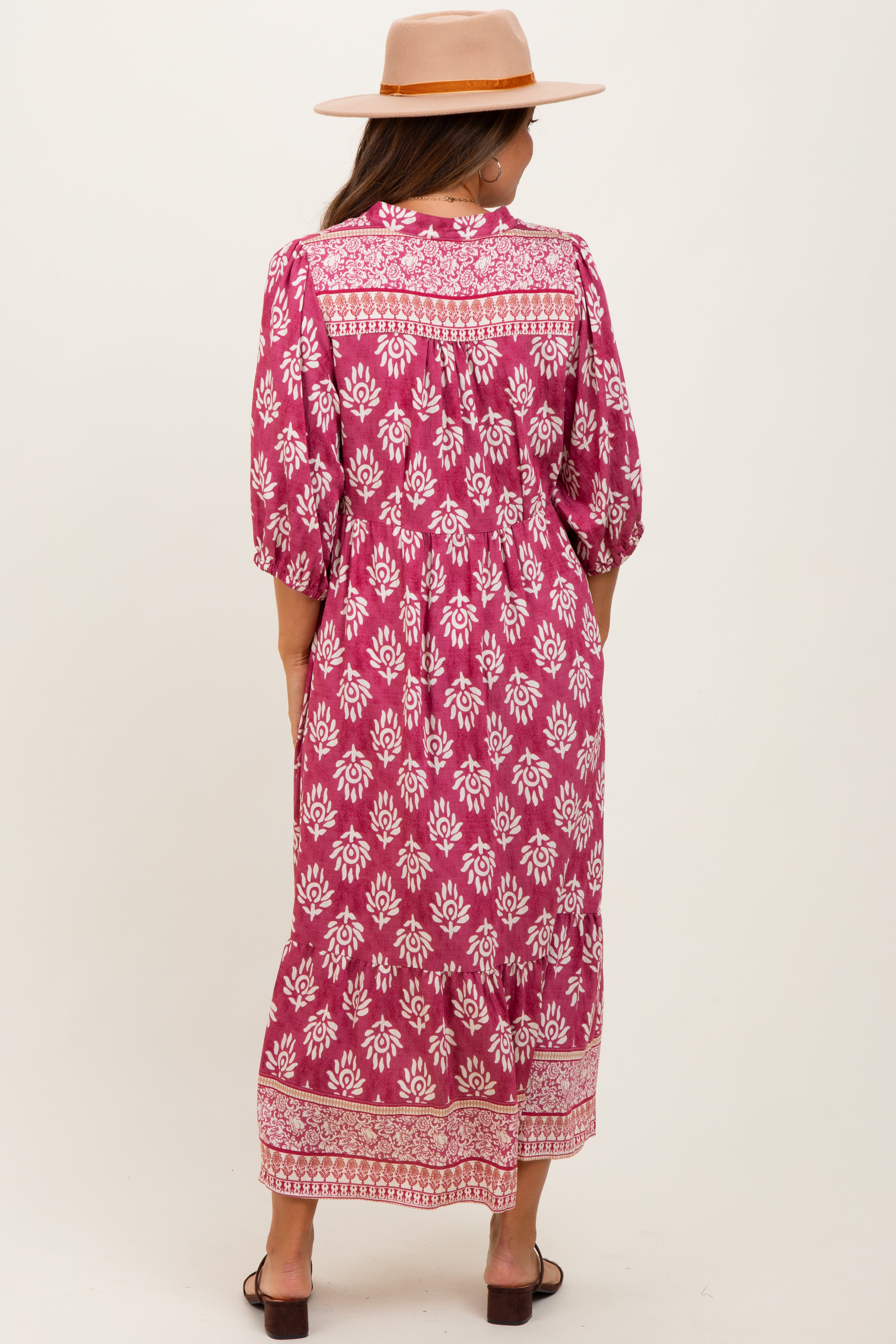Rosafarbenes Umstands-Midikleid mit Blumen-Kontrastmuster und 3/4-Ärmeln