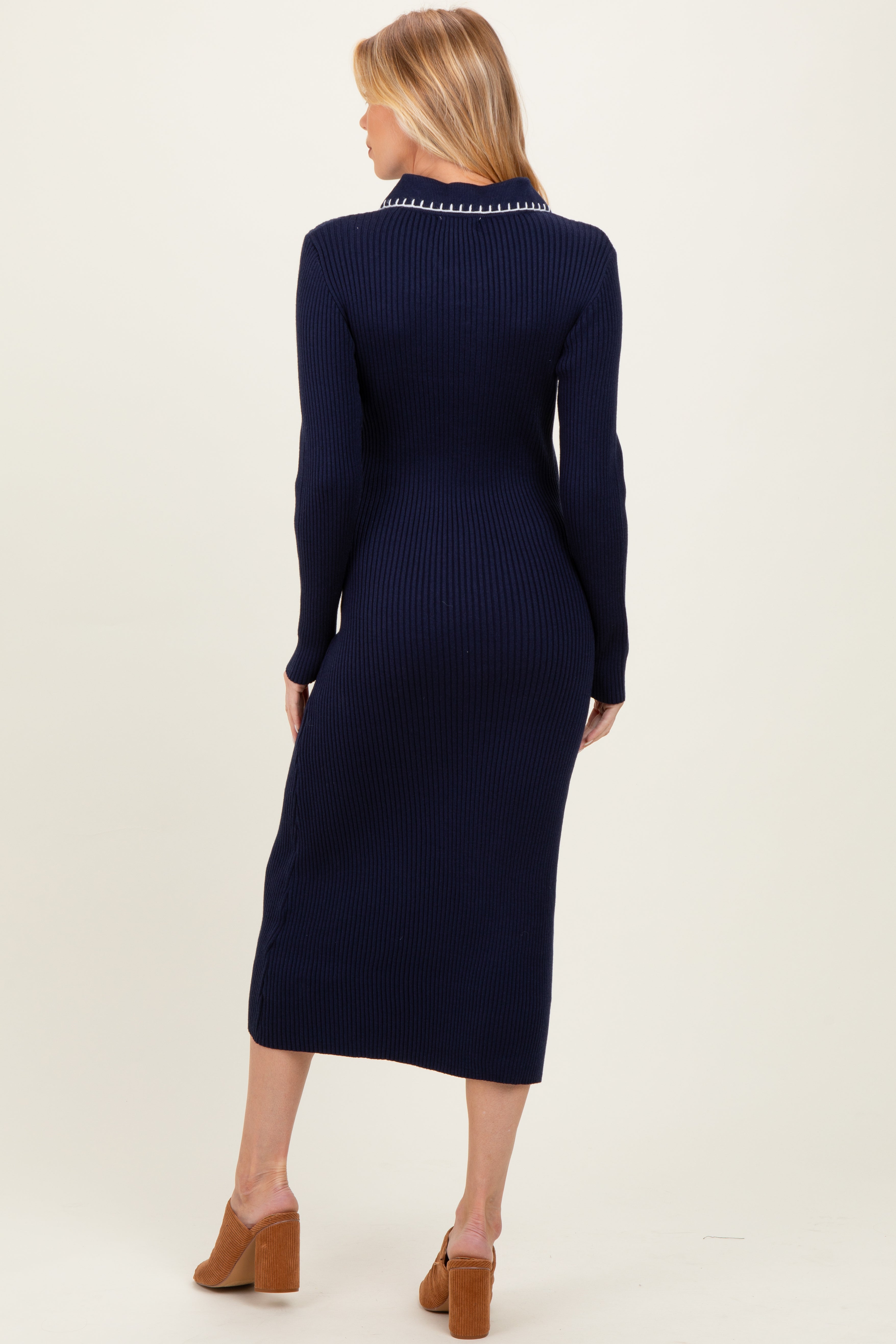 Marineblaues Umstands-Pulloverkleid in Midilänge mit Kontrastnähten