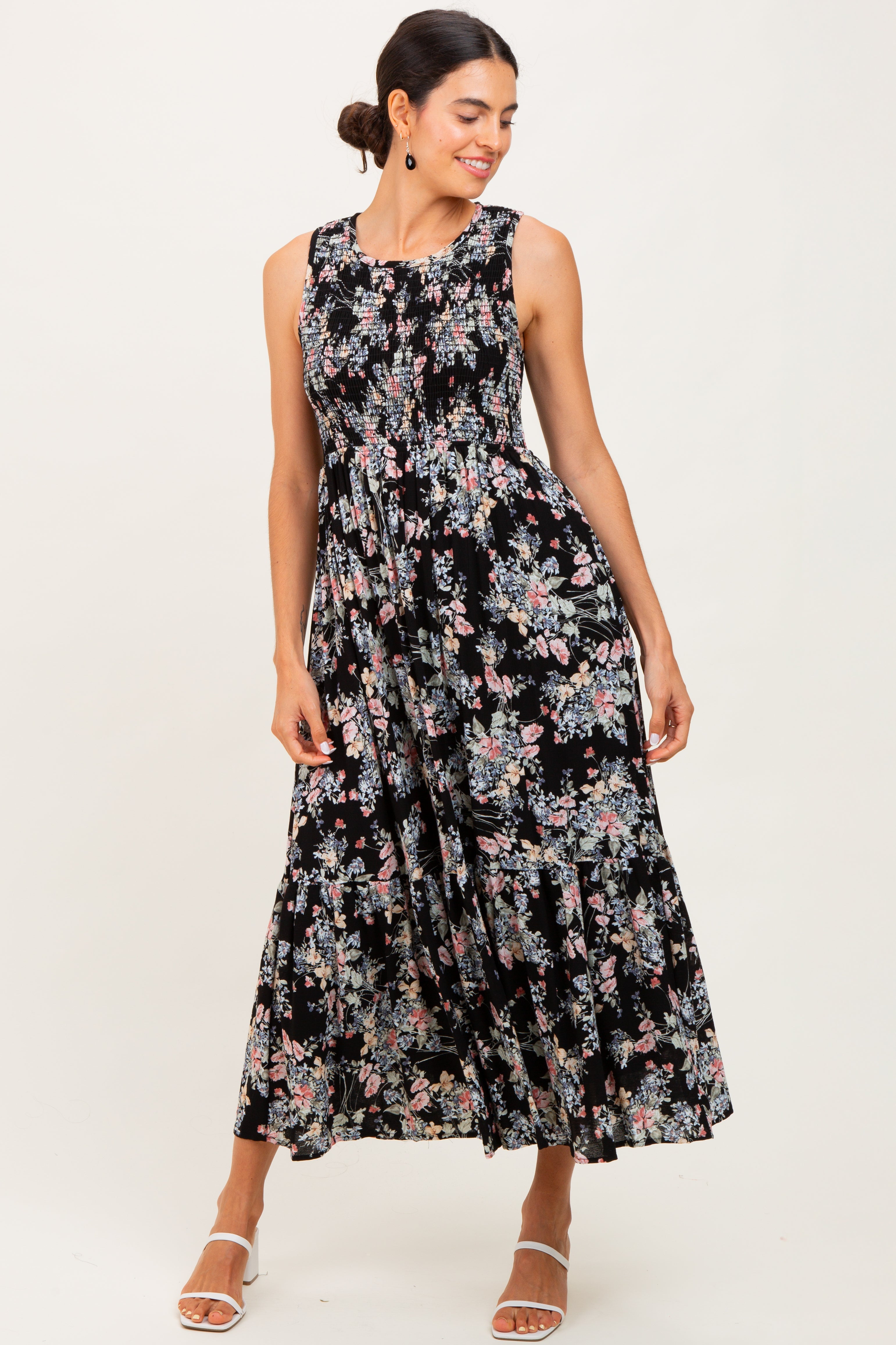 Schwarzes ärmelloses Umstands-Maxikleid mit Blumenmuster, Smok-Oberteil und Stufenrock