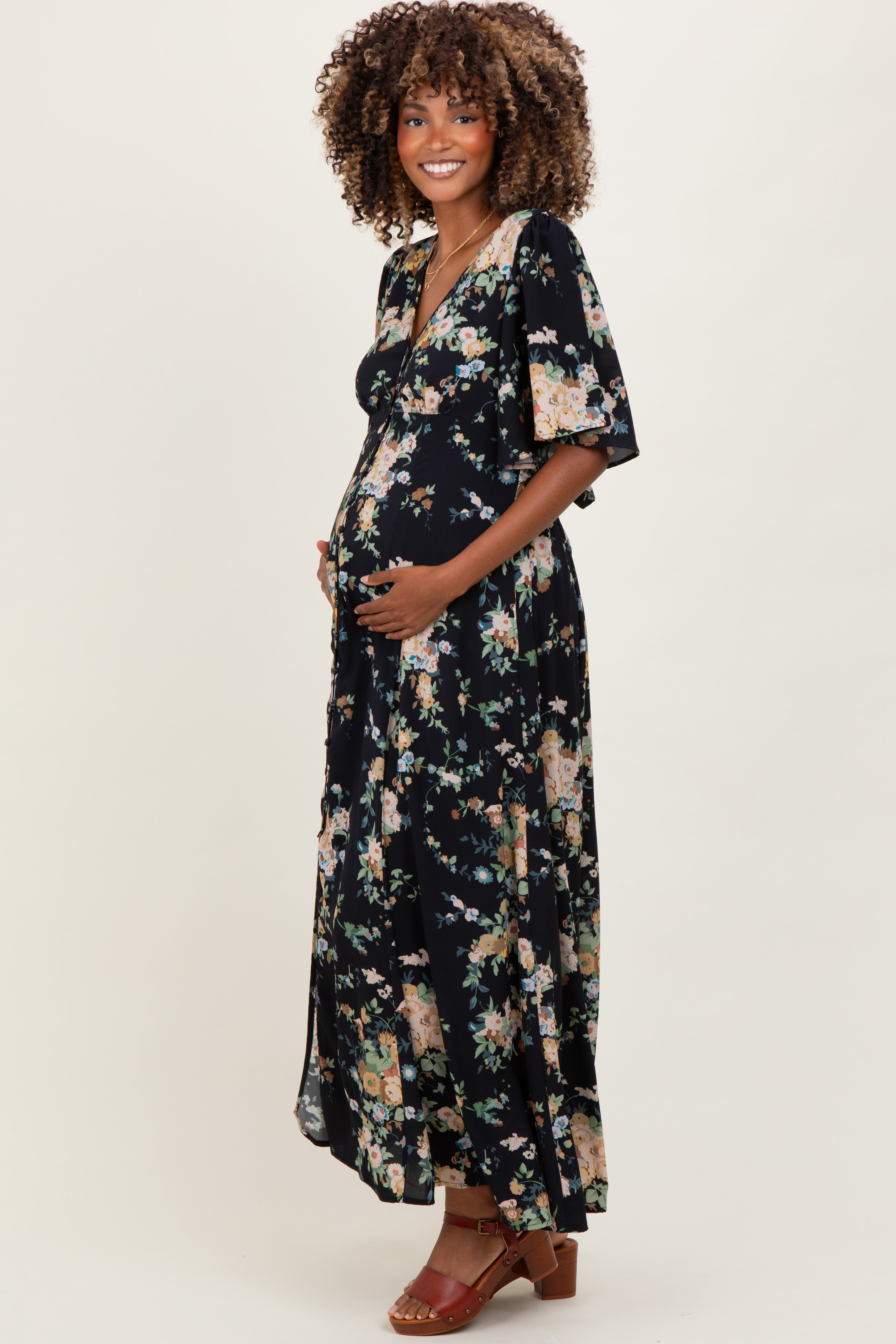 Marineblaues Umstands-Maxikleid mit Blumenmuster, Flügelärmeln und Knopfleiste