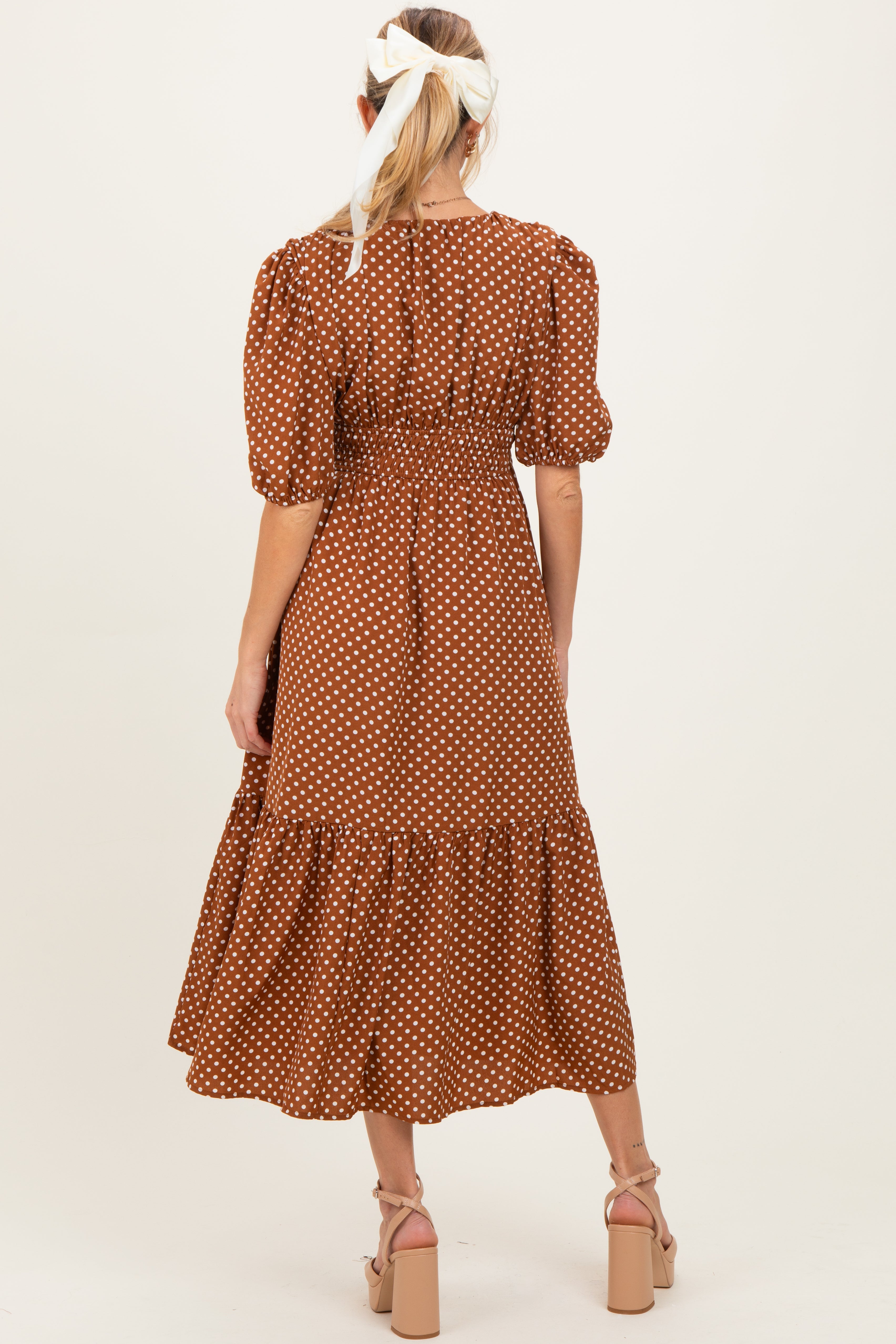 Kaffeebraunes Umstandskleid mit Polka Dots, V-Ausschnitt und fließendem Schnitt