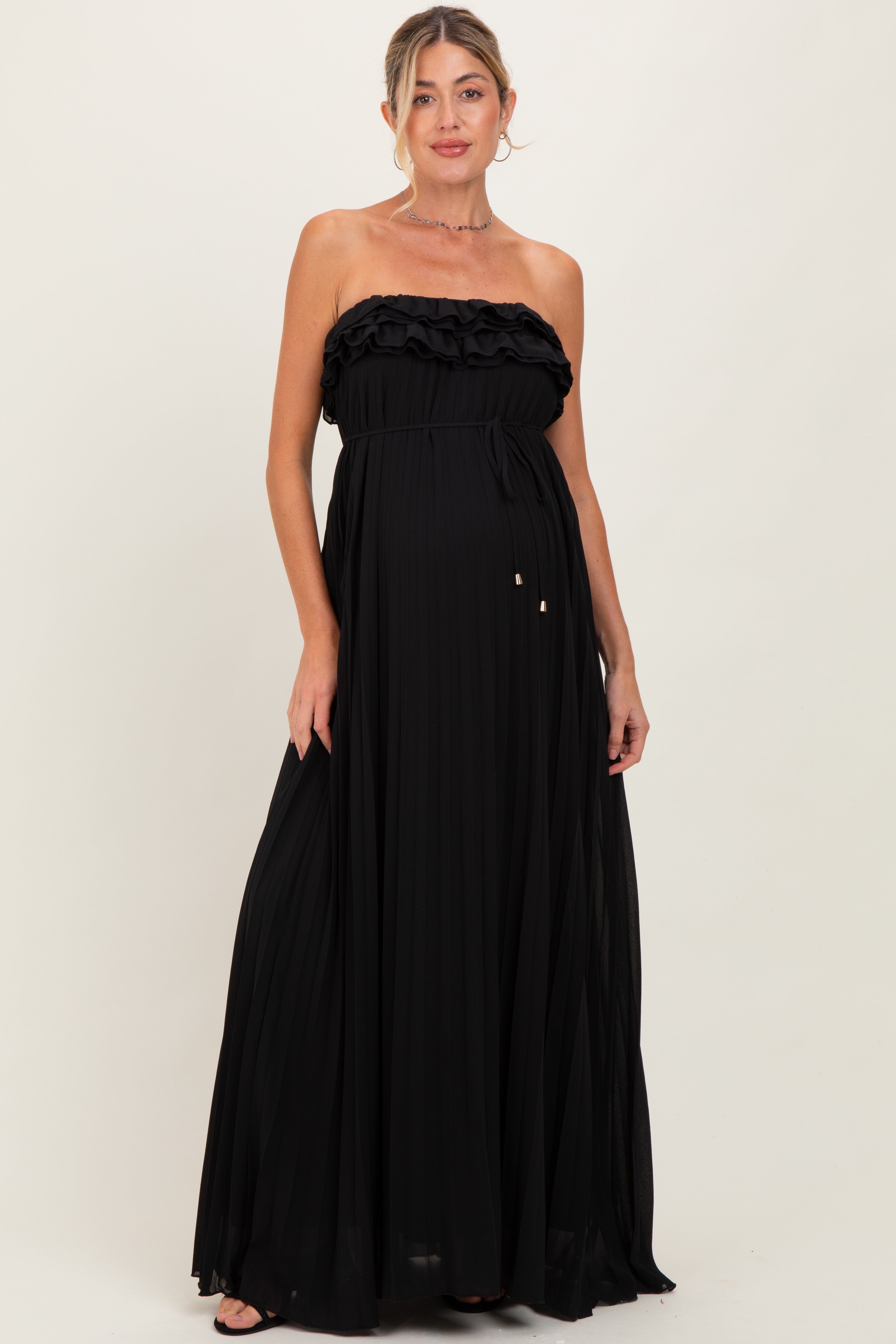 Schwarzes Umstandsmaxikleid mit Rüschen am Dekolleté, Plissee und Bindegürtel