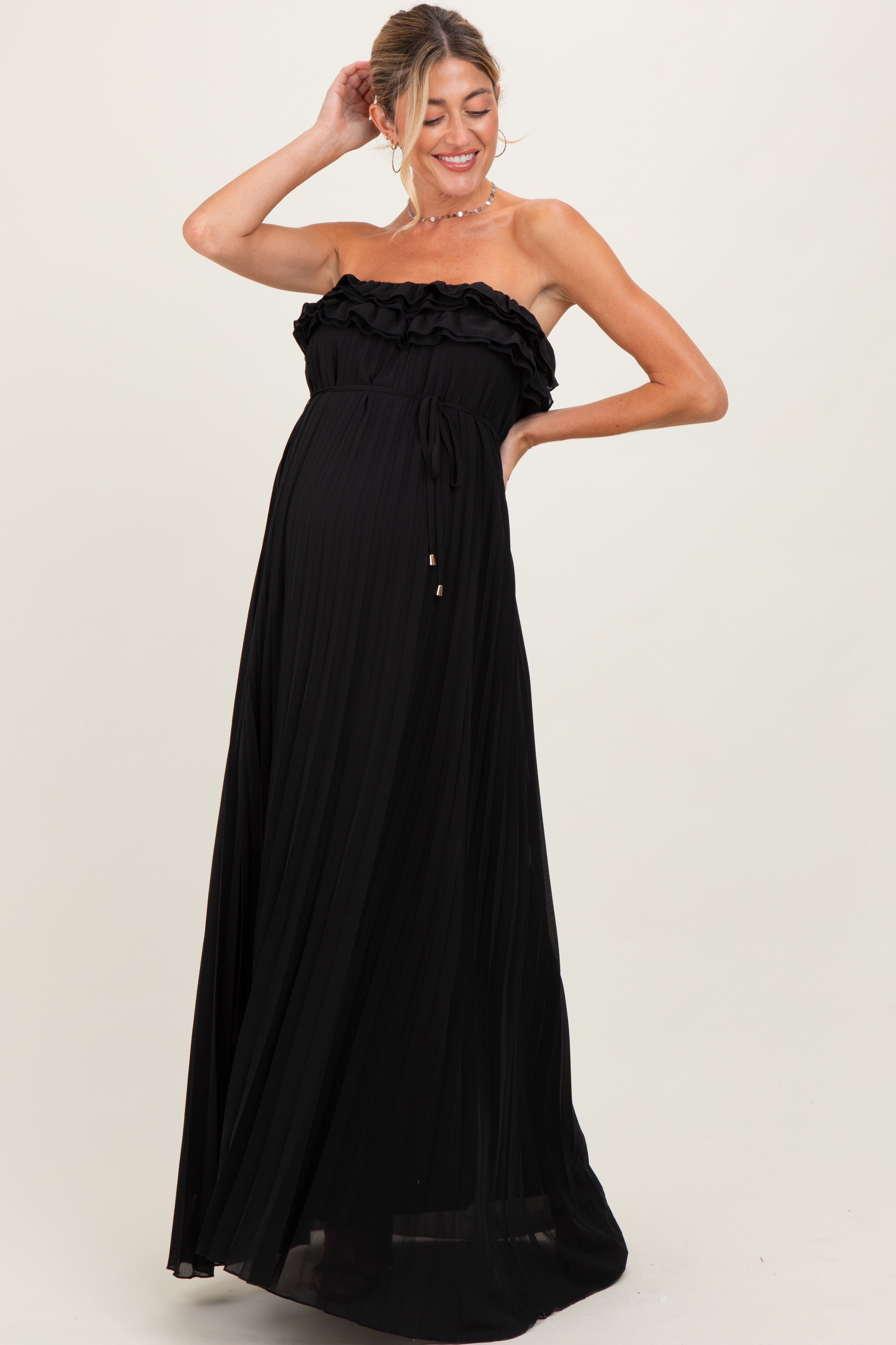 Schwarzes Umstandsmaxikleid mit Rüschen am Dekolleté, Plissee und Bindegürtel