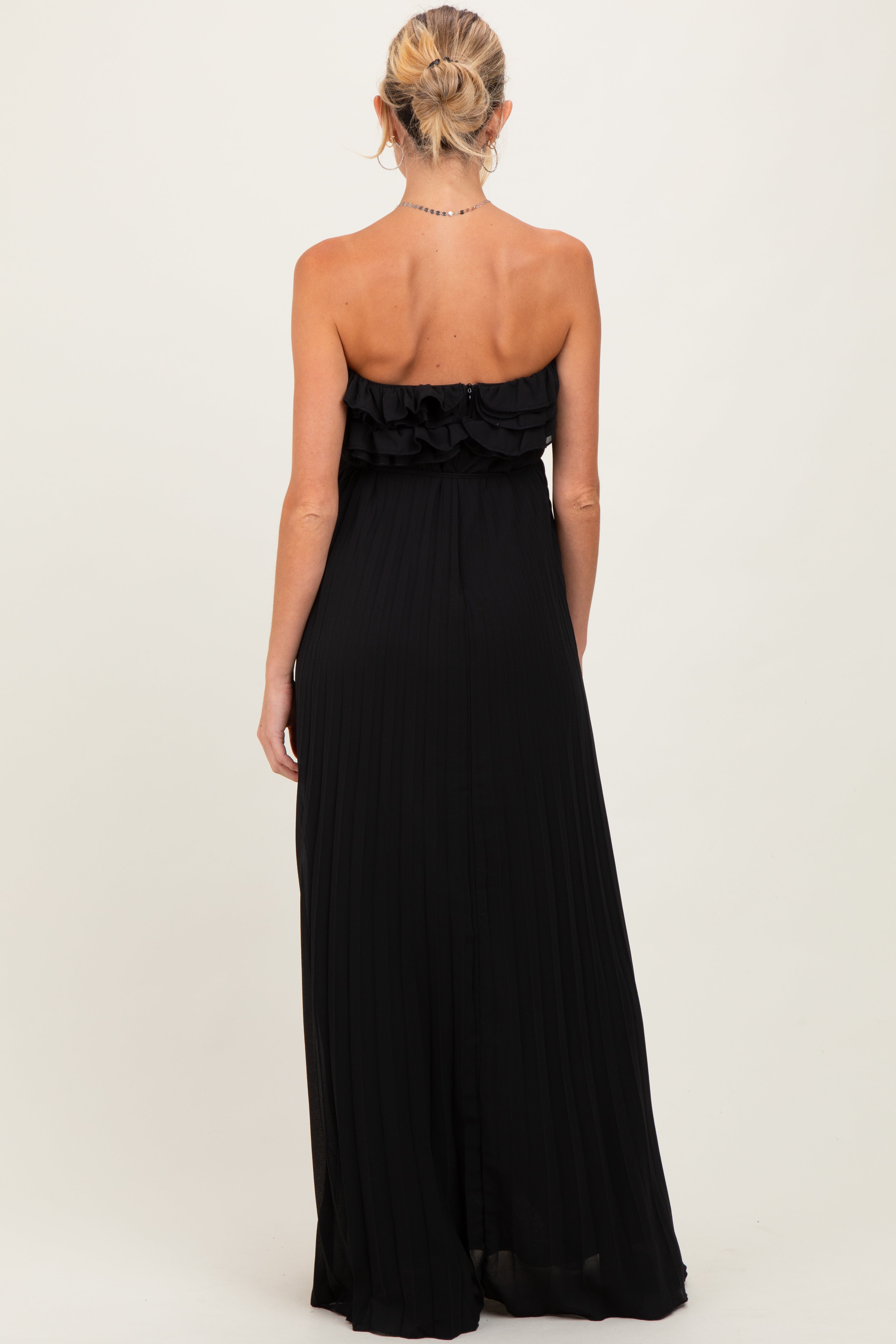Schwarzes Umstandsmaxikleid mit Rüschen am Dekolleté, Plissee und Bindegürtel