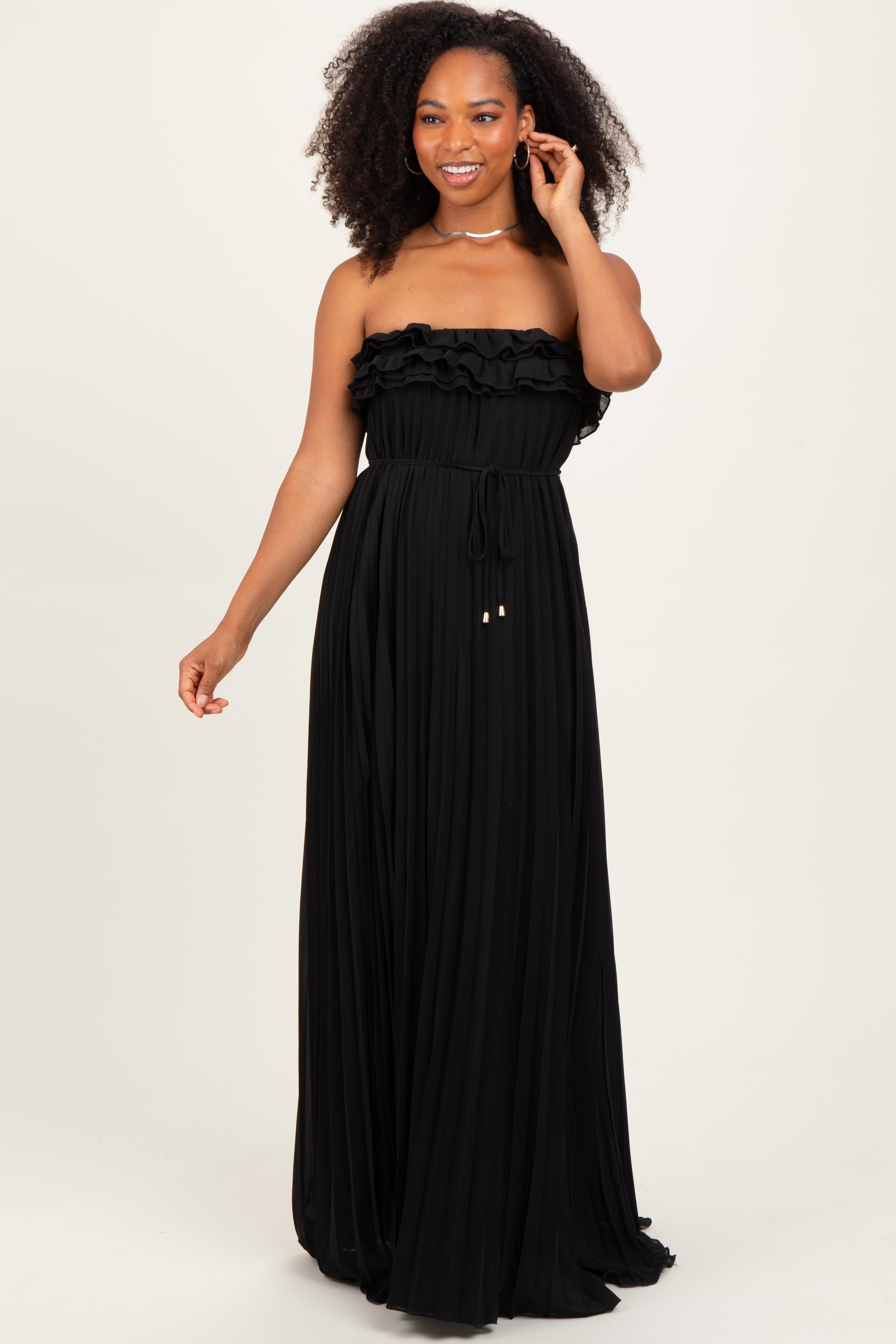 Schwarzes Umstandsmaxikleid mit Rüschen am Dekolleté, Plissee und Bindegürtel