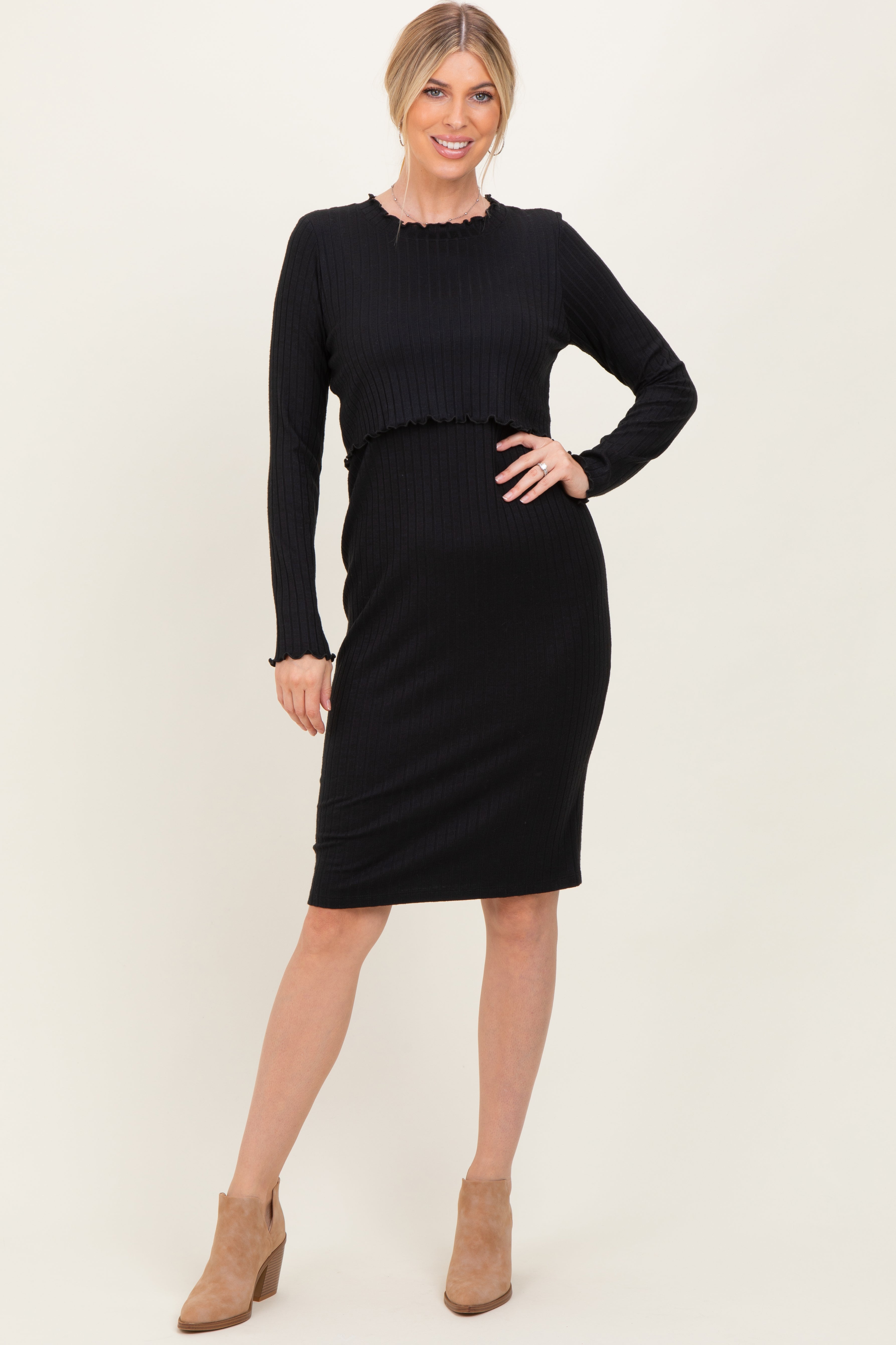 Schwarzes Umstands- und Stillkleid aus geripptem Strick mit langen Ärmeln