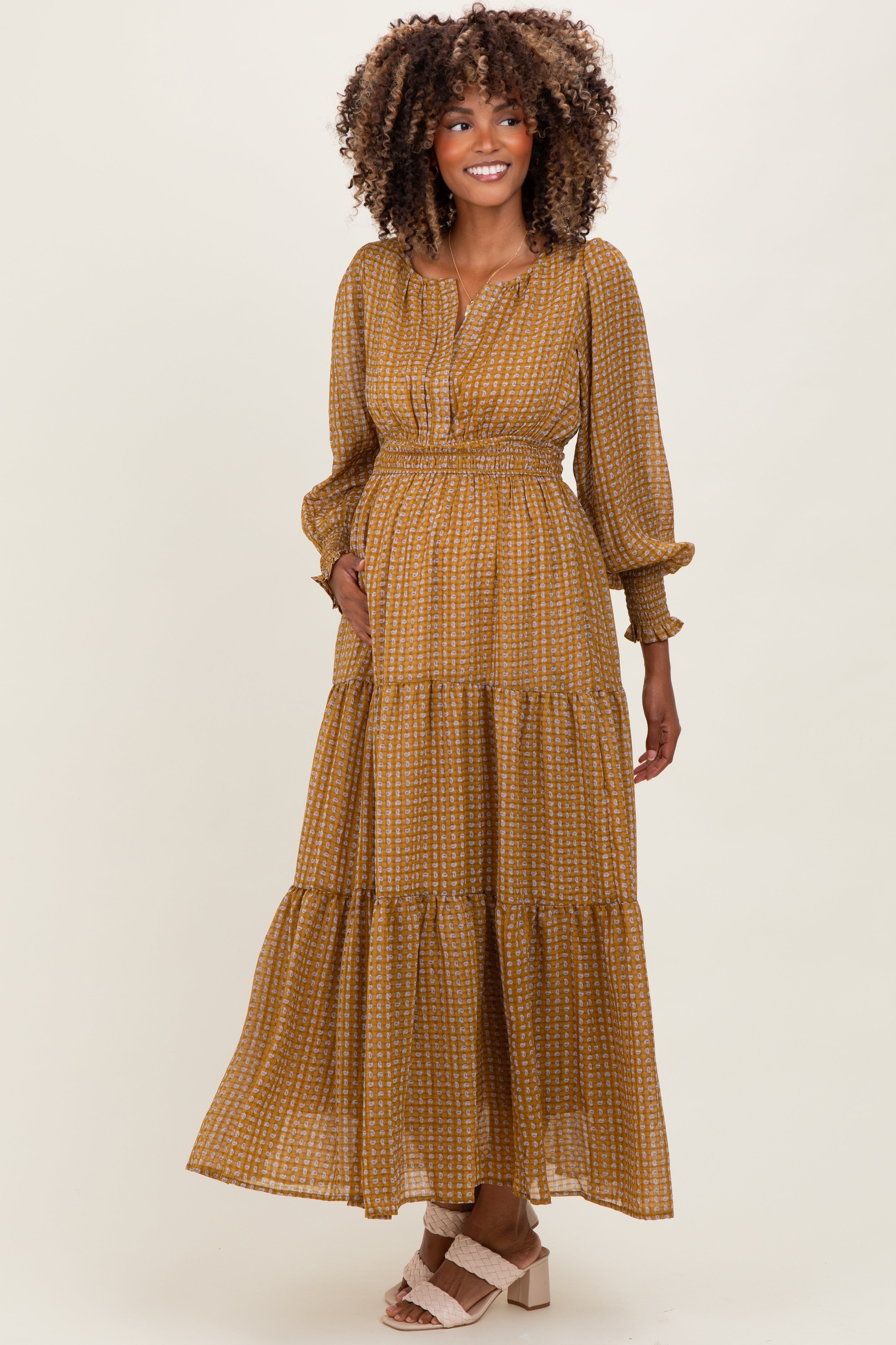 Gelbes Umstands-Maxikleid mit Print, Smok-Taille und Stufenrock