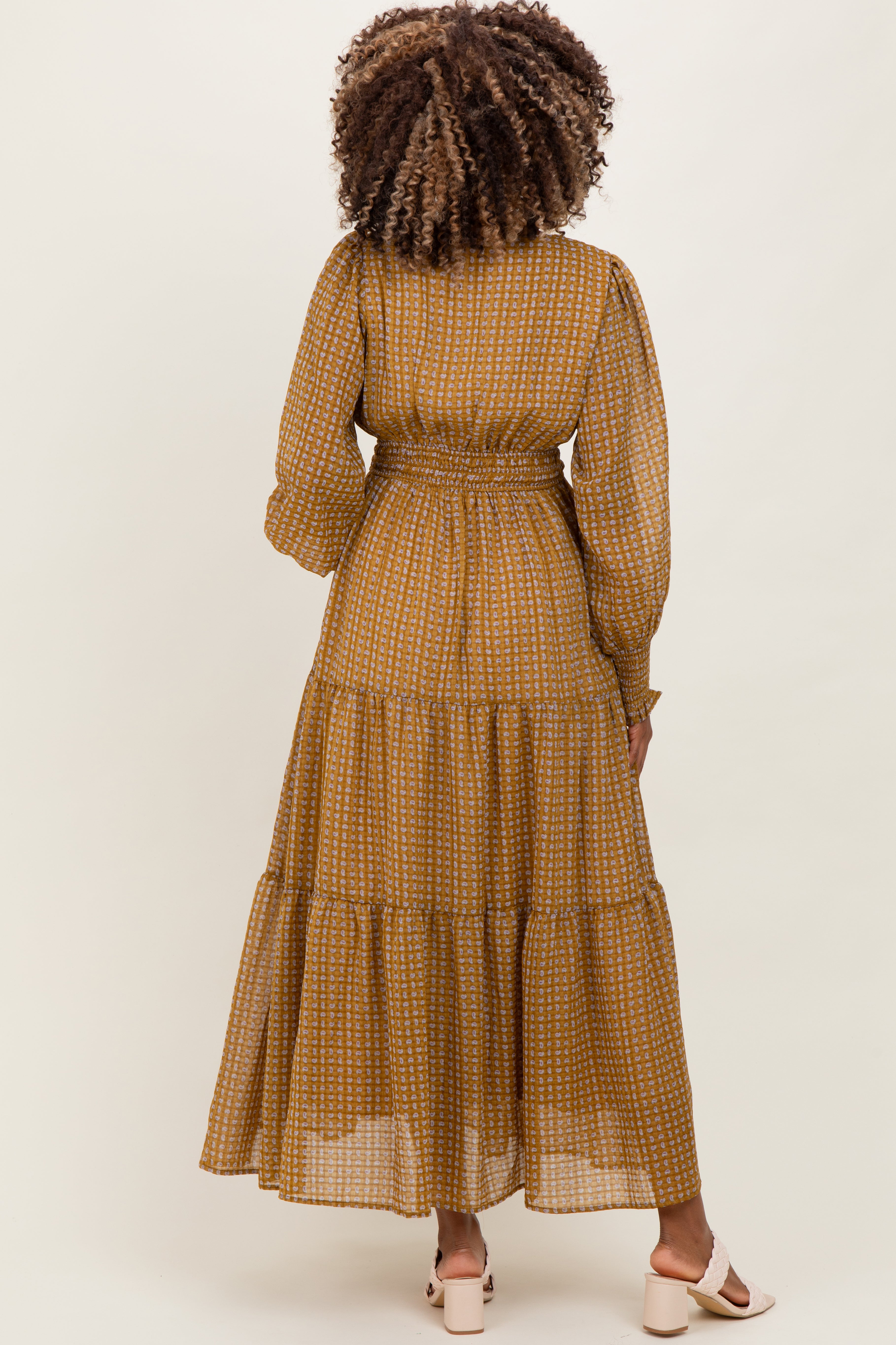 Gelbes Umstands-Maxikleid mit Print, Smok-Taille und Stufenrock