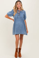 Blaues Umstandskleid aus Chambray mit doppeltem Bindeband vorne