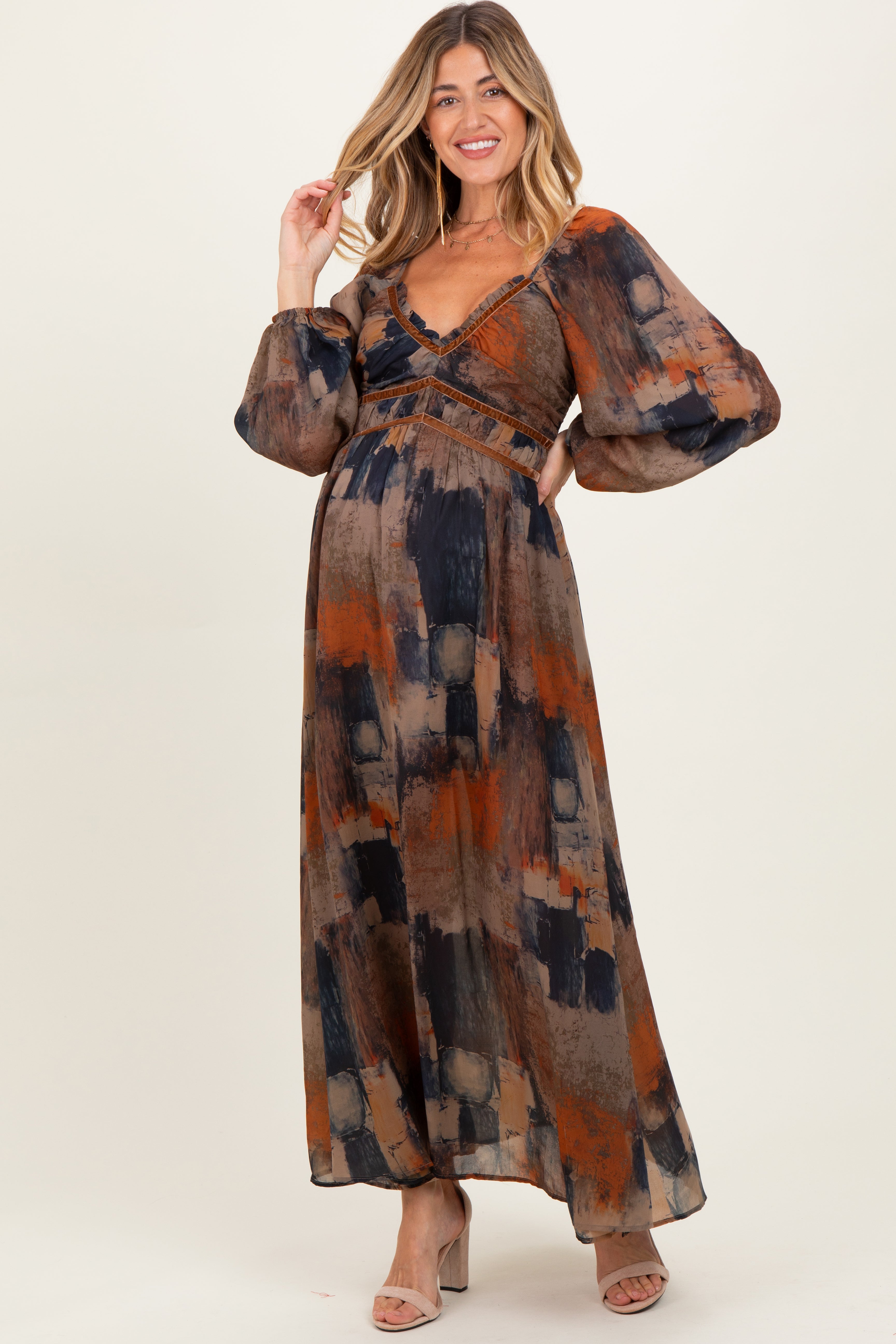 Umstands-Maxikleid mit abstraktem Multicolor-Print und Samtbesatz