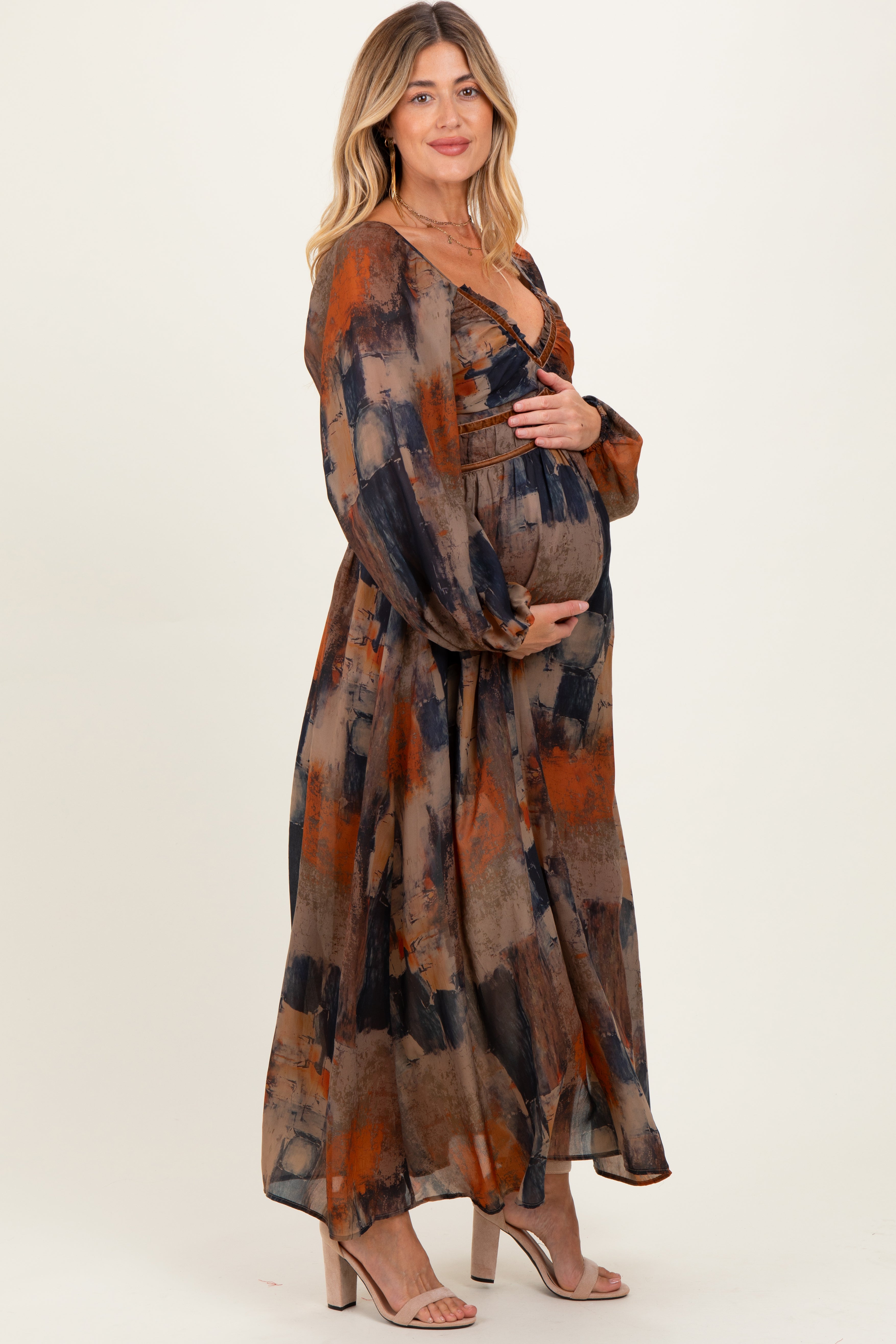 Umstands-Maxikleid mit abstraktem Multicolor-Print und Samtbesatz