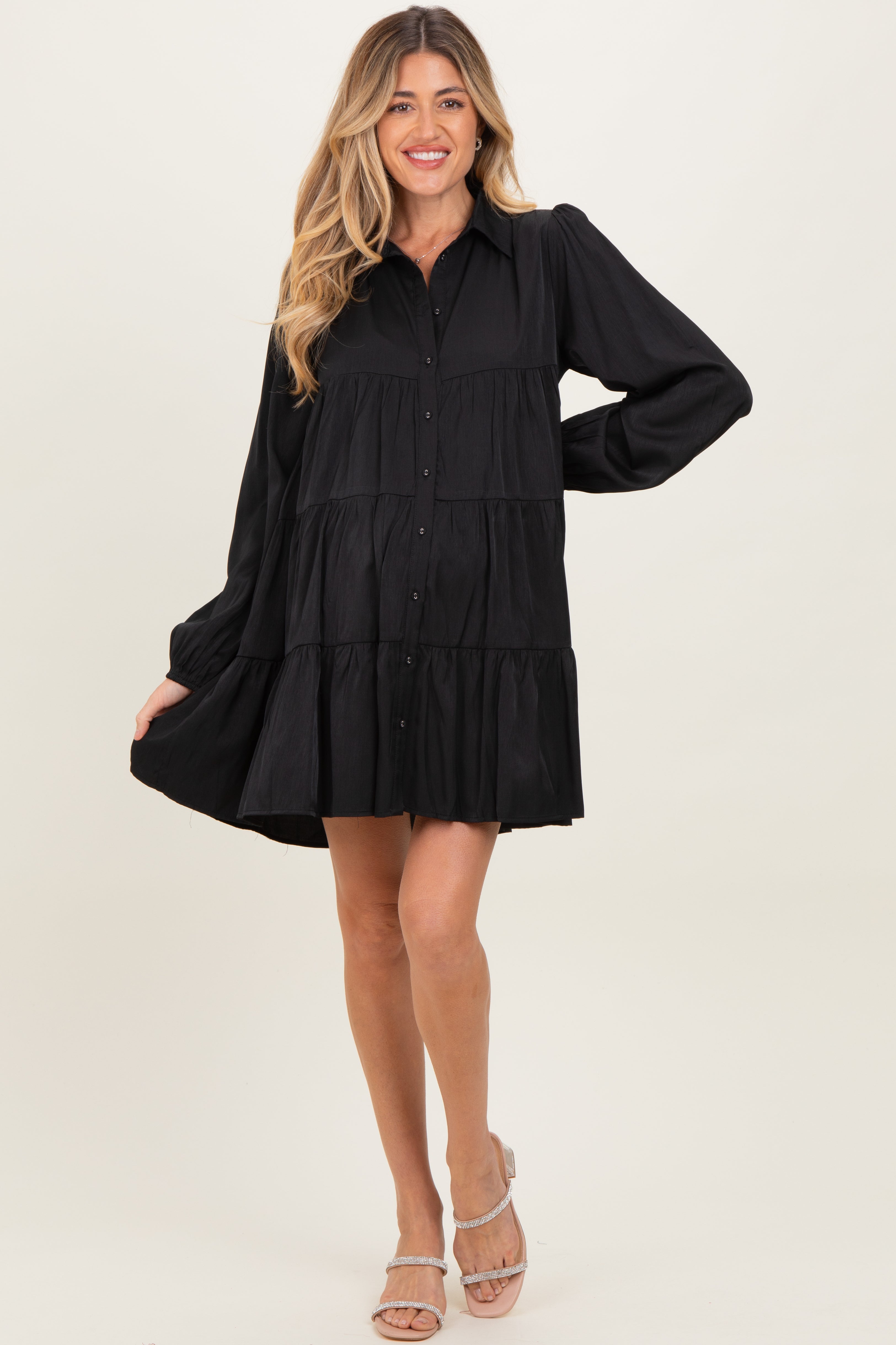 Schwarzes Umstands-Hemdblusenkleid mit Ballonärmeln und Stufenschnitt