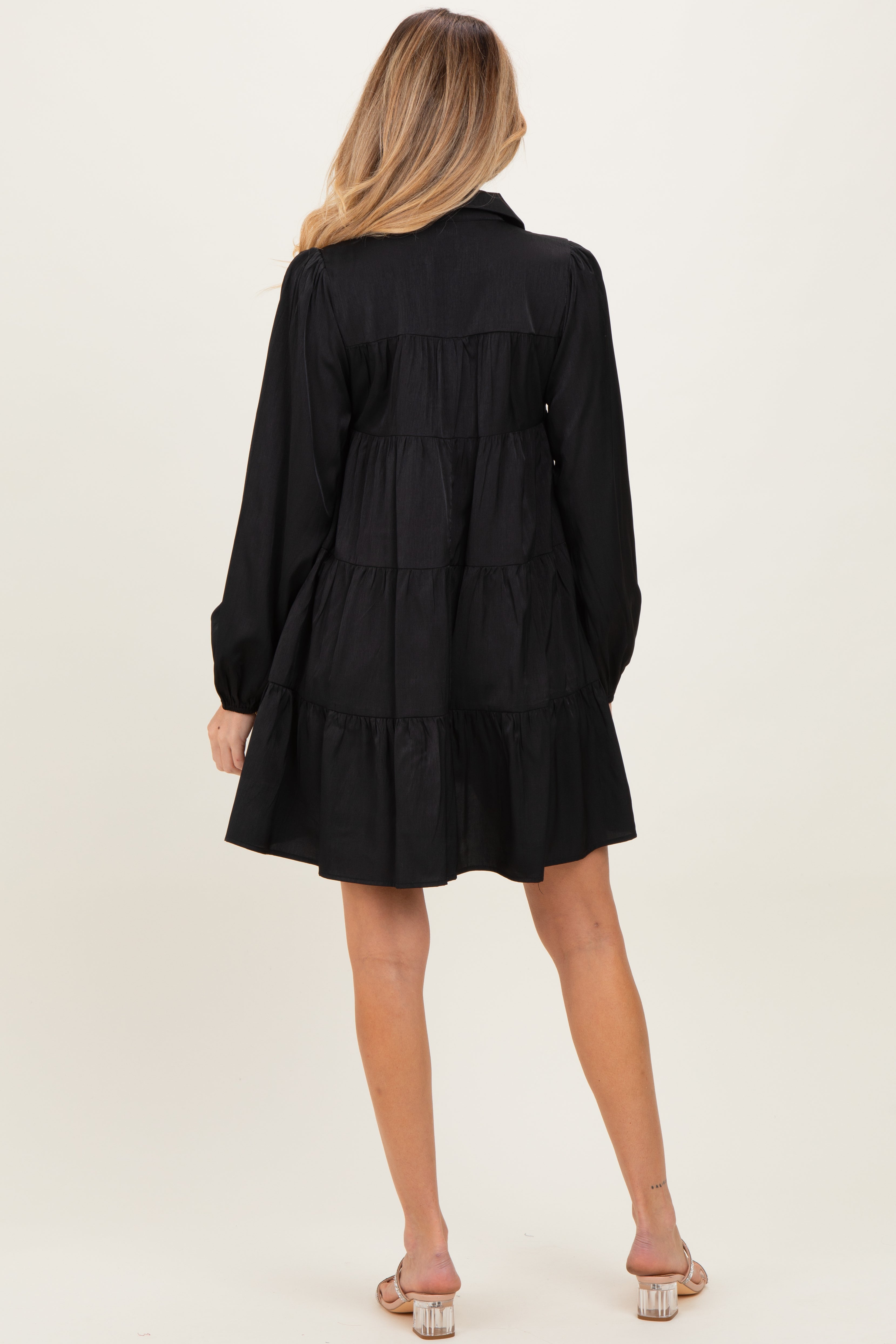 Schwarzes Umstands-Hemdblusenkleid mit Ballonärmeln und Stufenschnitt