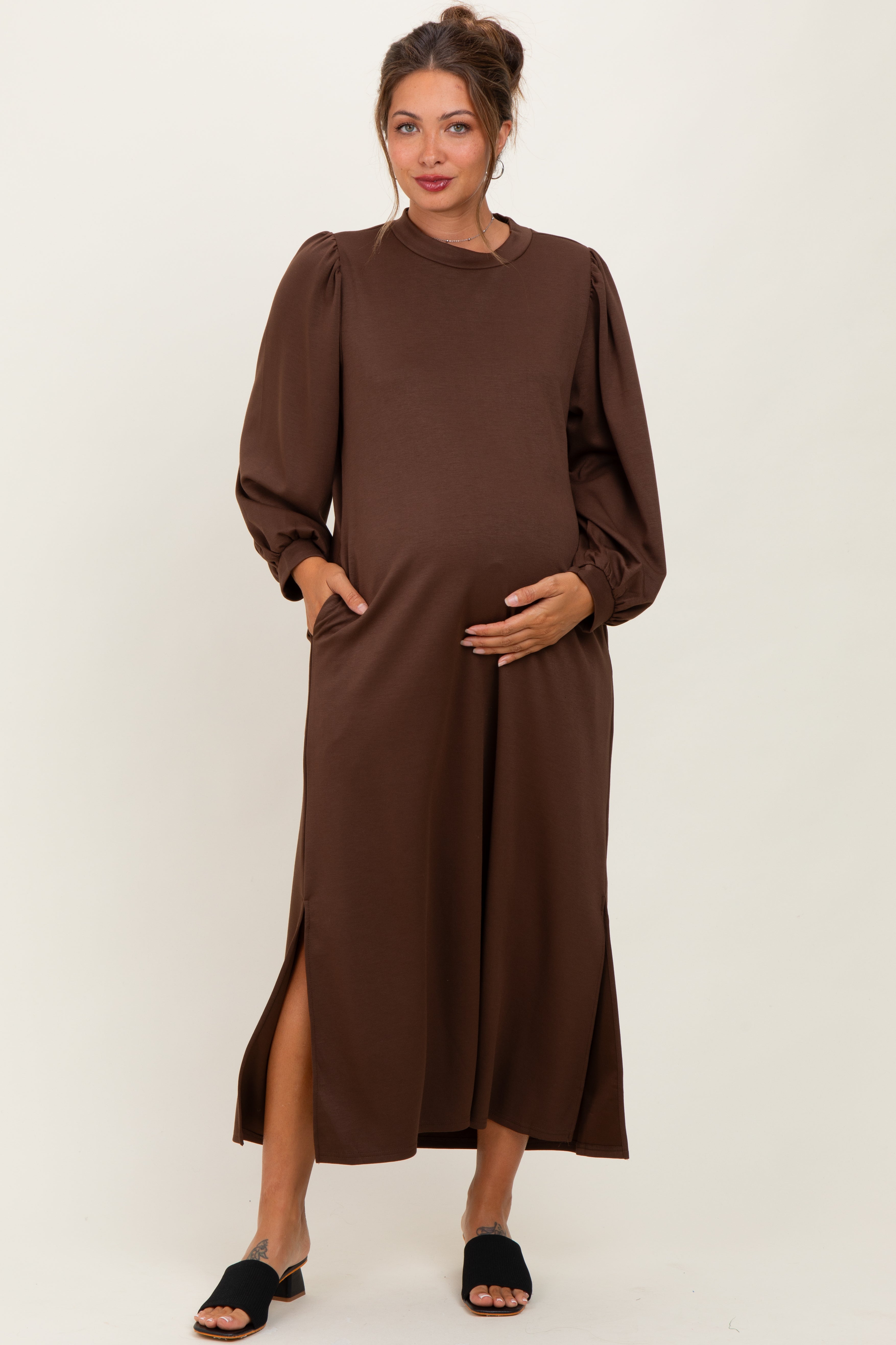 Braunes Umstands-Midikleid mit Seitenschlitz