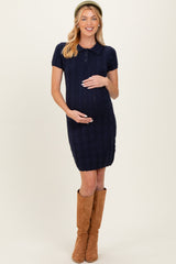 Marineblaues Umstands-Pulloverkleid mit Zopfstrick und Polokragen