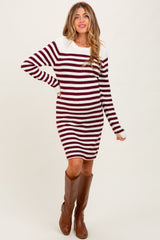 Gestreiftes Umstands-Mini-Strickkleid mit Knopfdetail