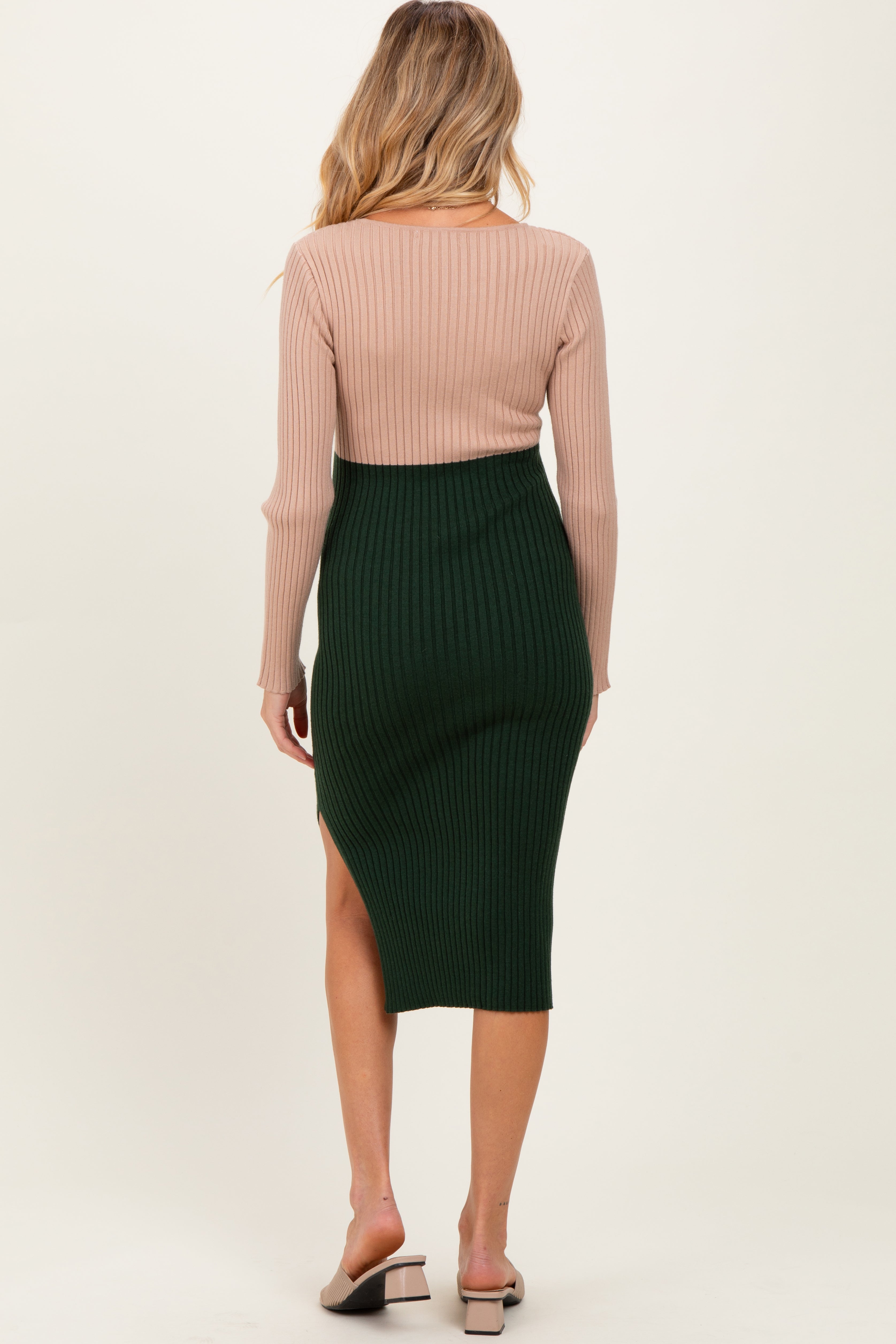 Beigefarbenes Umstands-Midikleid aus Strick im Colourblock-Design mit langen Ärmeln