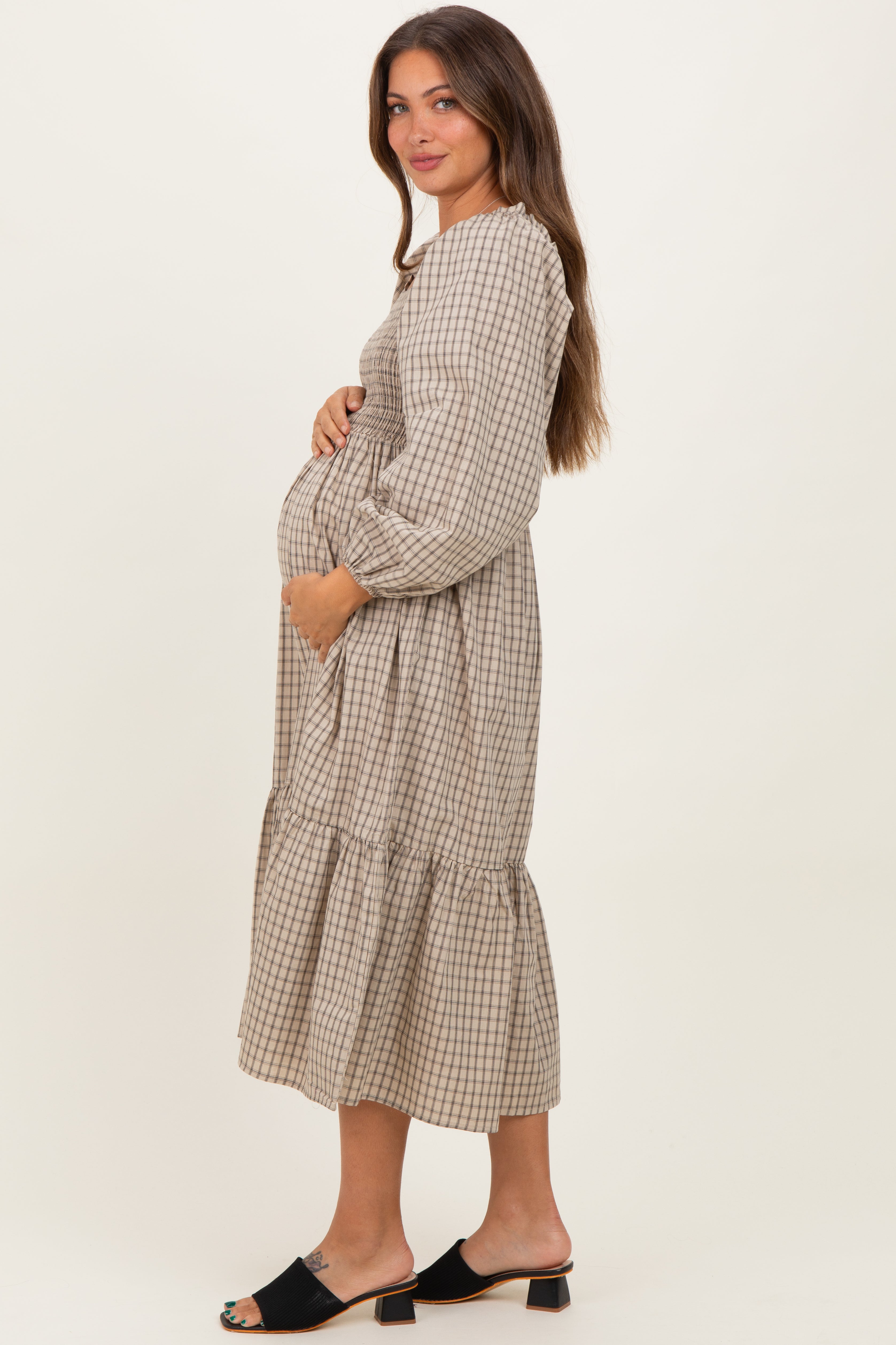 Beigefarbenes kariertes Umstands-Midikleid mit Smok-Oberteil und Puffärmeln